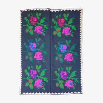 Tapis roumain tissé à la main, fond noir avec de grandes roses