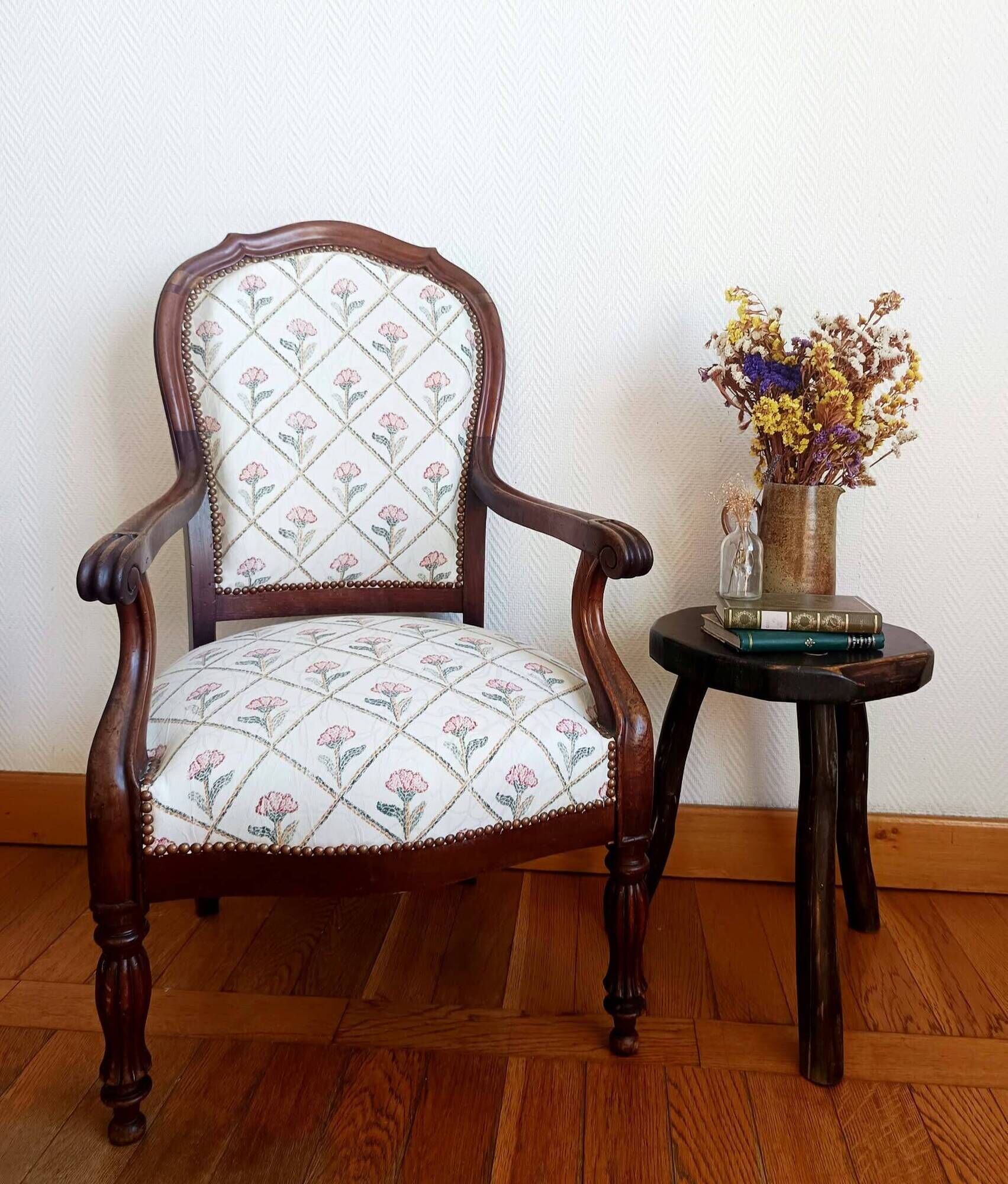 Voltaire armchair and its ottoman