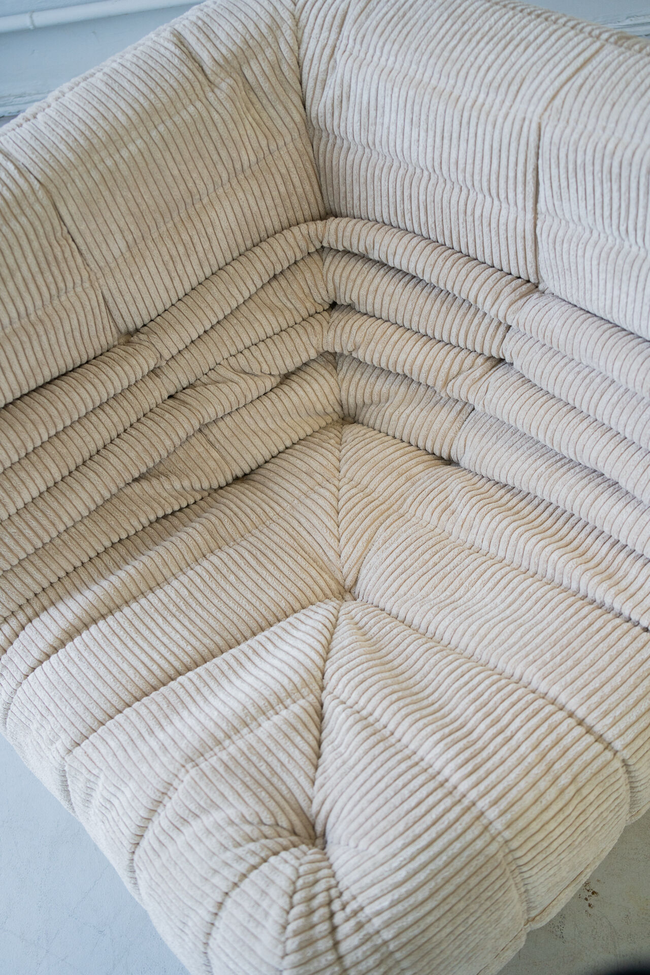 Ensemble de canapé 2 et 3 places et fauteuil d'angle en velours beige.