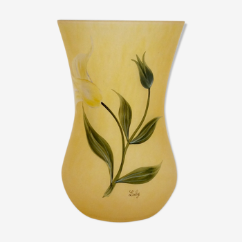 Vase en pâte de verre, tenté à décor de fleurs, signé « Lily »