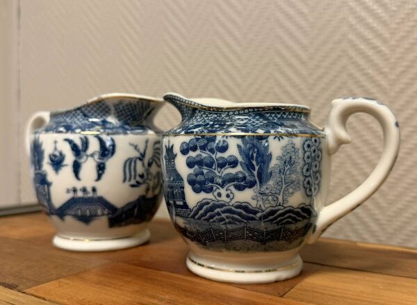 paire de verseuses Anglaises en porcelaine a décors Asiatique