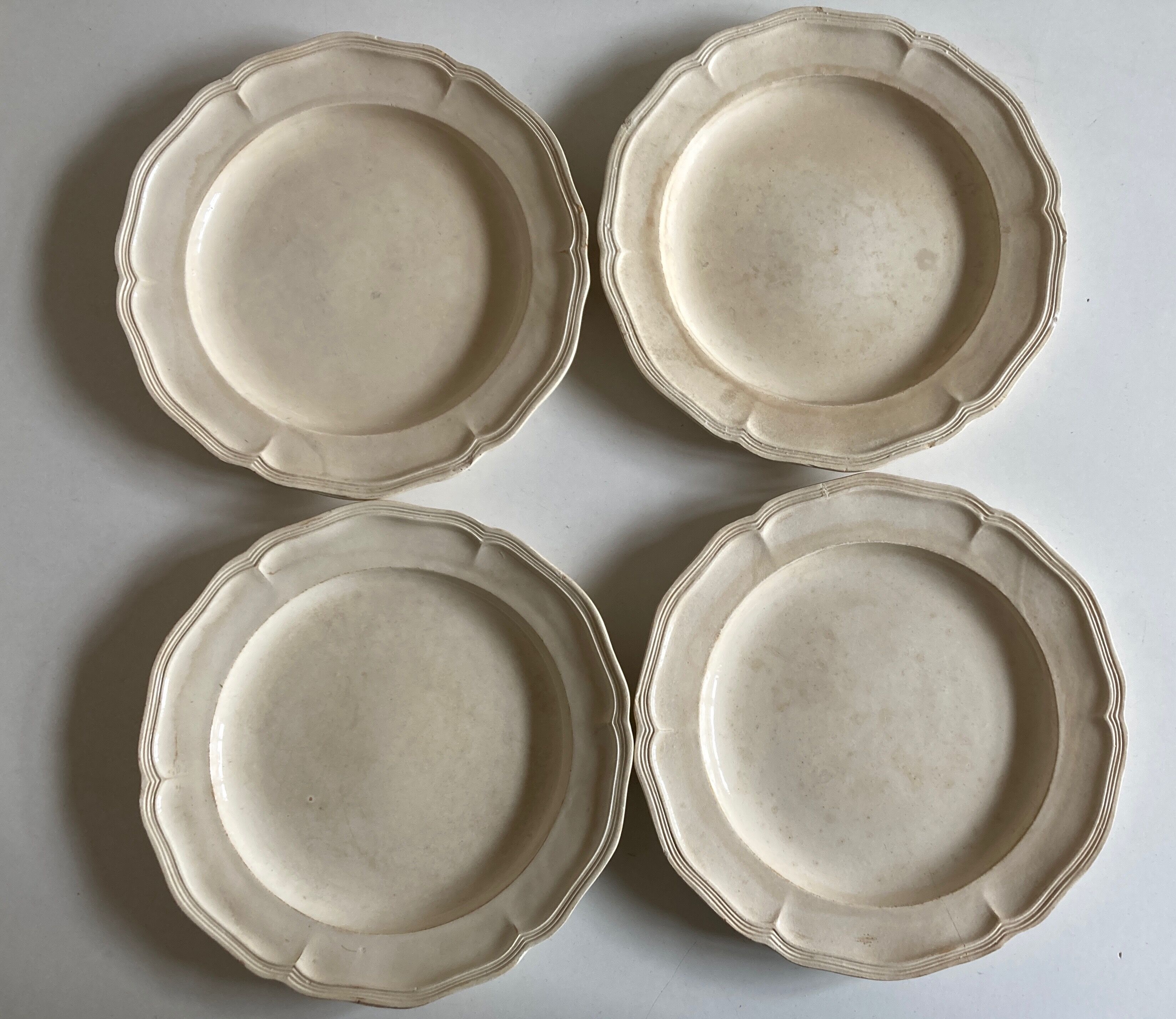Set de 4 assiettes 18e à godrons en faience fine