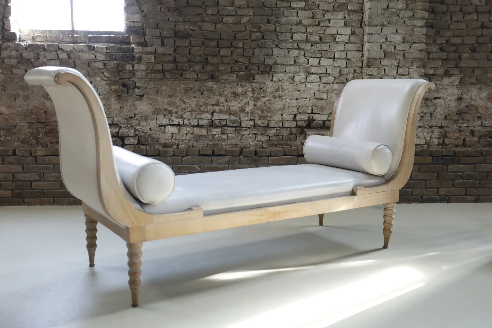 Vintage chaise longue / daybed in bleached wood and white leather