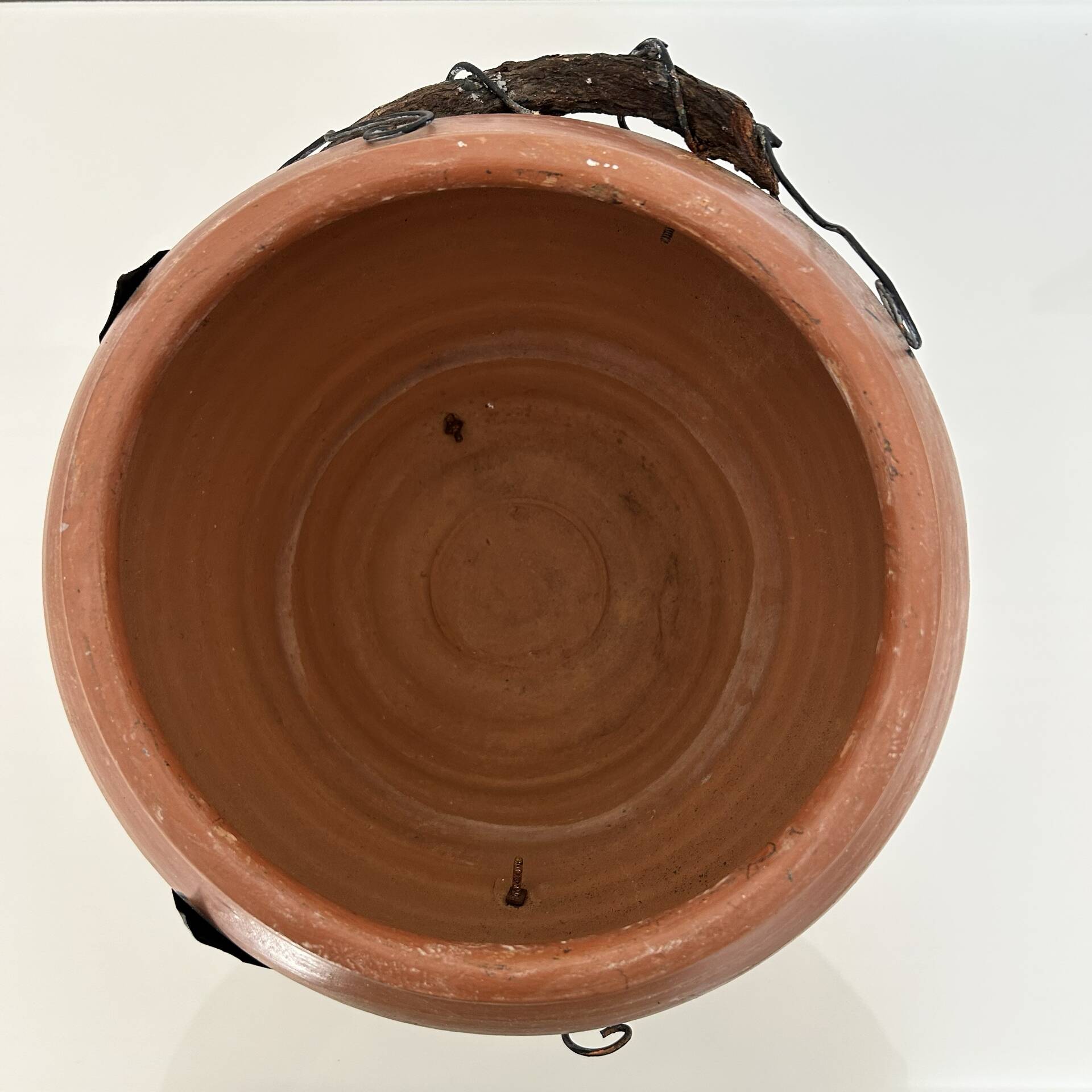 Cache-pot in wrought iron and wood