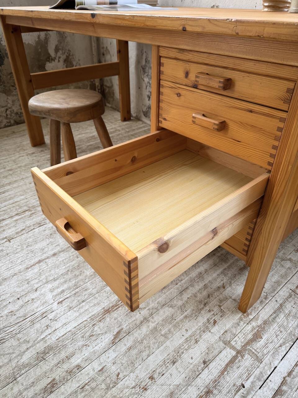 Bureau pin suédois style aperldoon 1970