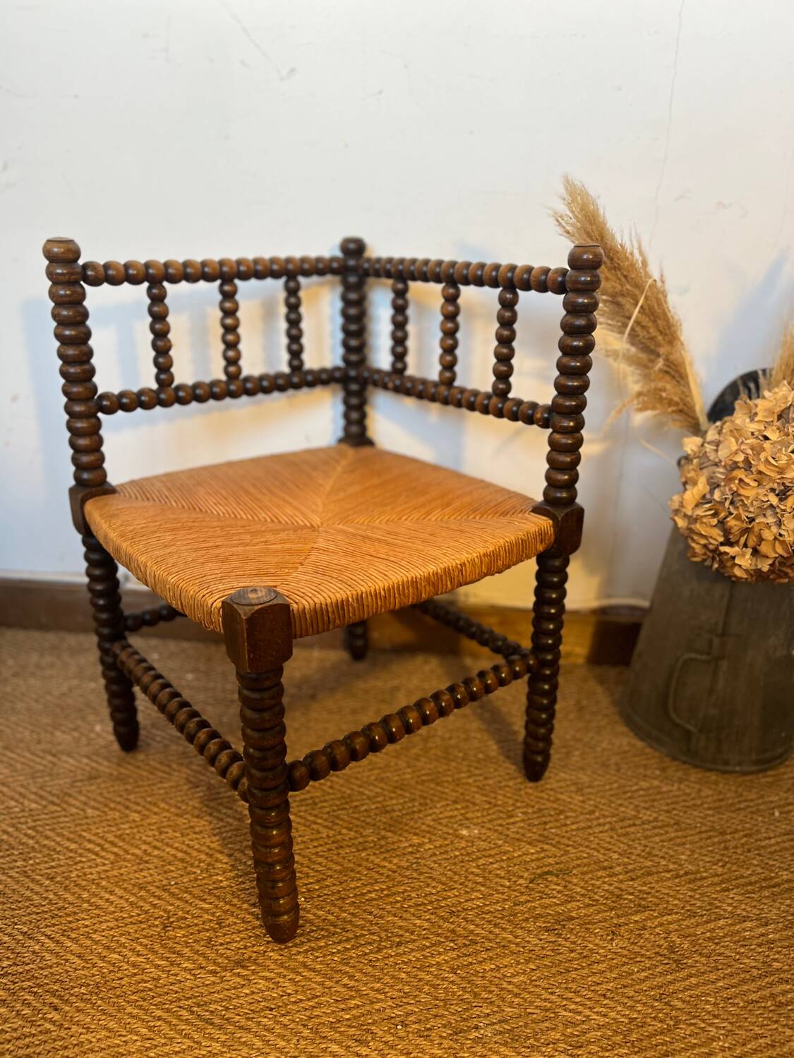 Corner chair in turned wood and straw