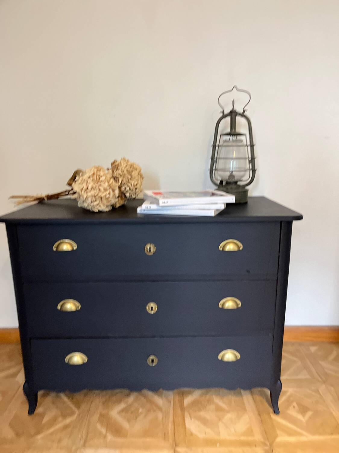 Commode classique noir mat et laiton