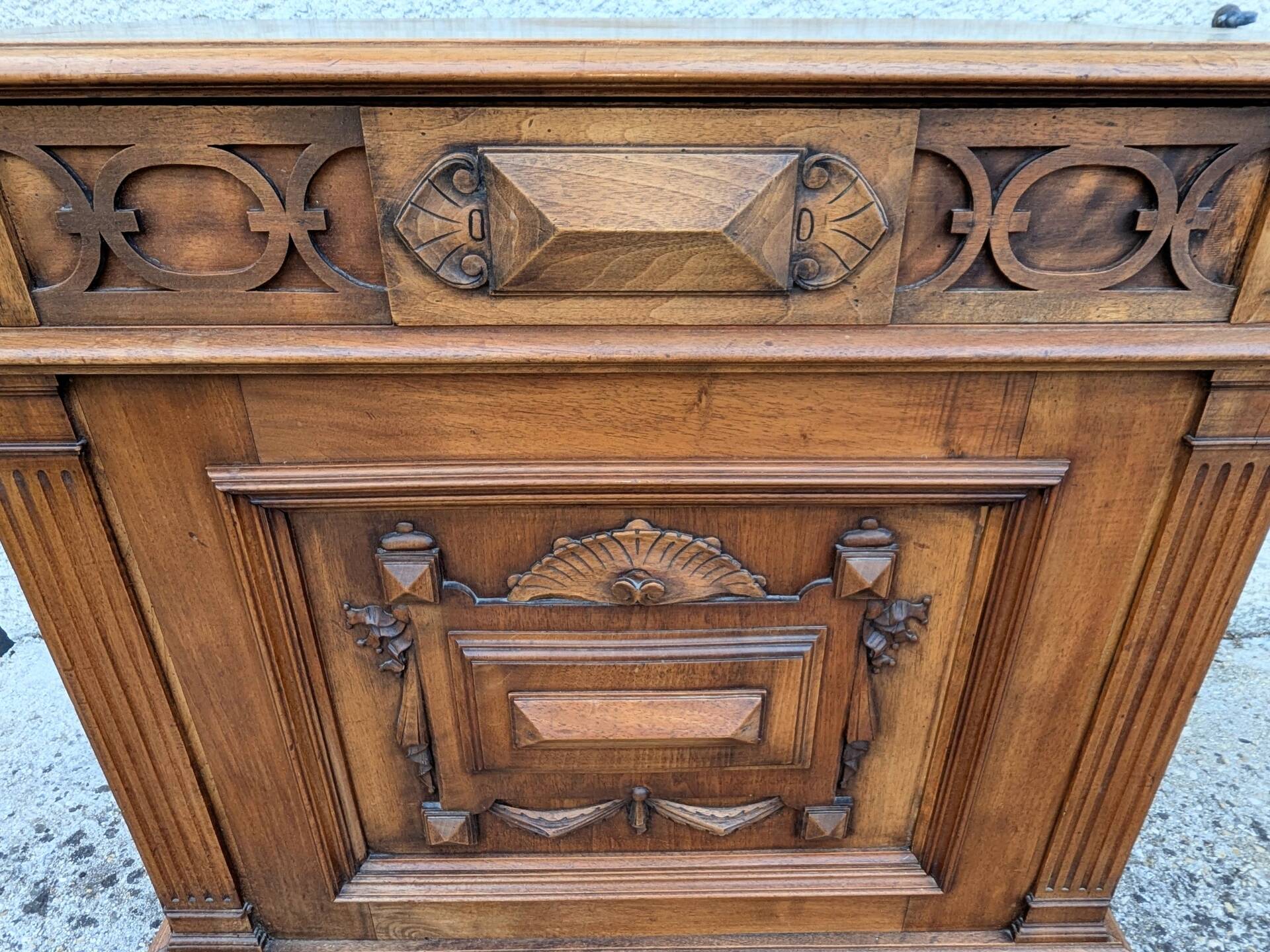Coffre de rangement en noyer massif style Renaissance
