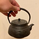 Théière japonaise antique en fonte