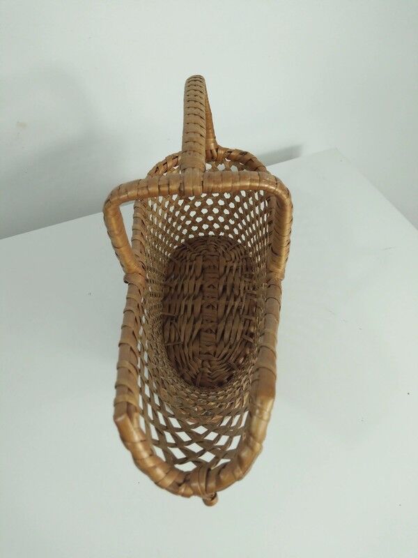 Fluted wicker bottle holder