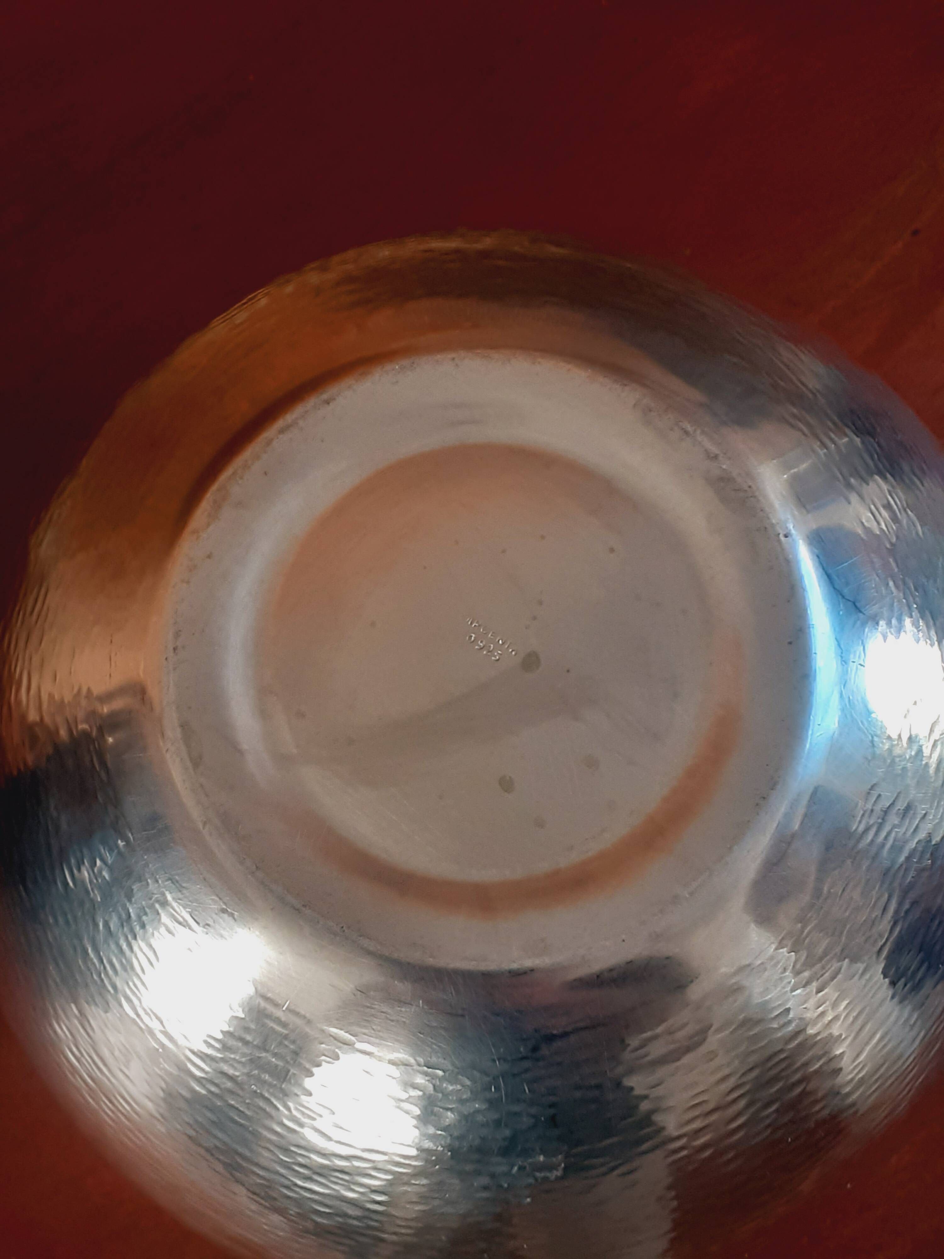 Vase boule style Art Déco en argent massif martelé