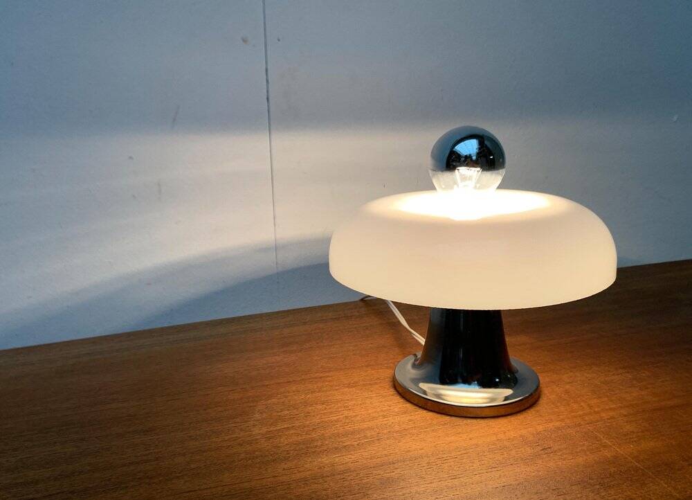 Italian mushroom table lamp from the mid-century space age, 1960s.