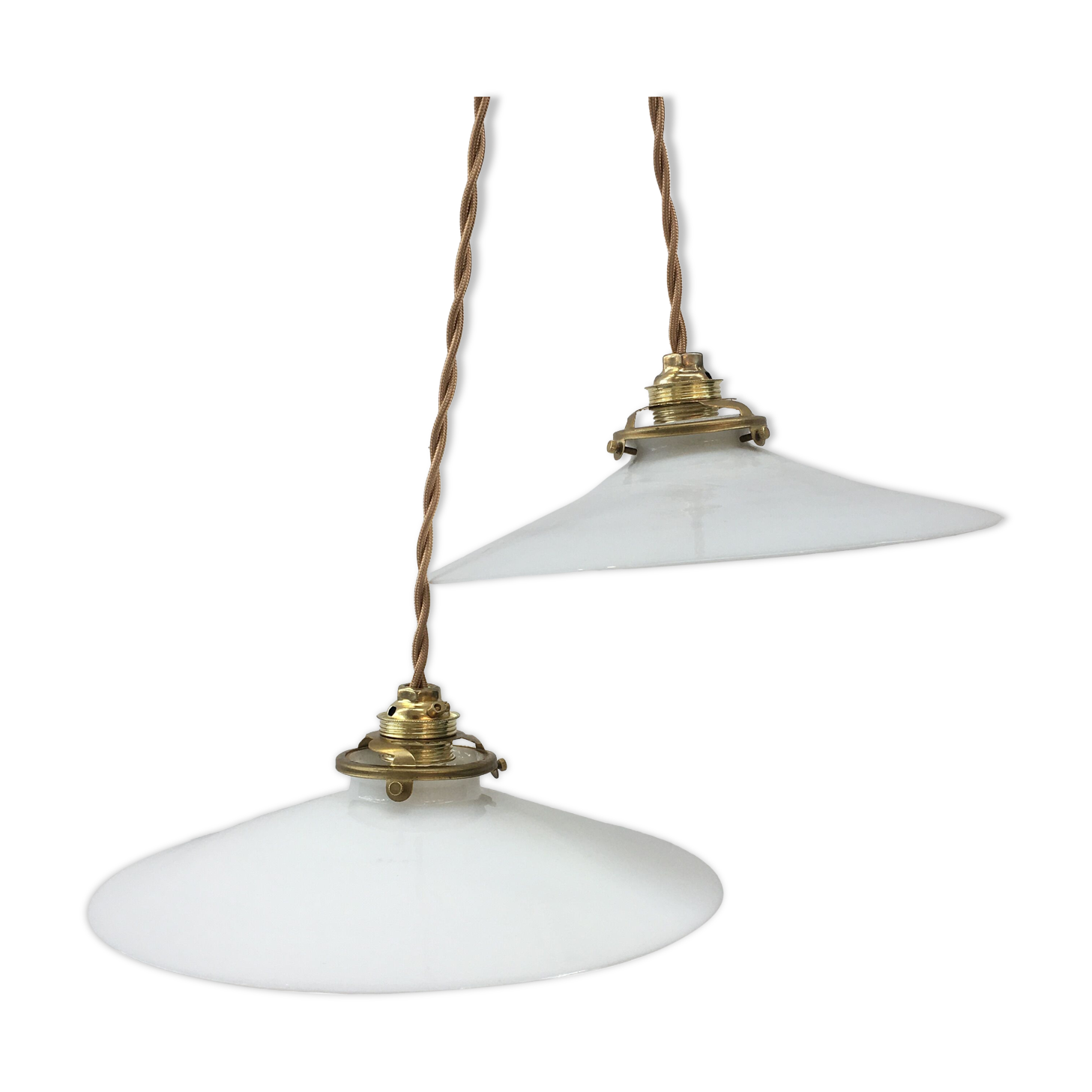 Paire de suspensions en opaline blanche