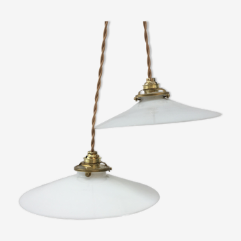 Paire de suspensions en opaline blanche