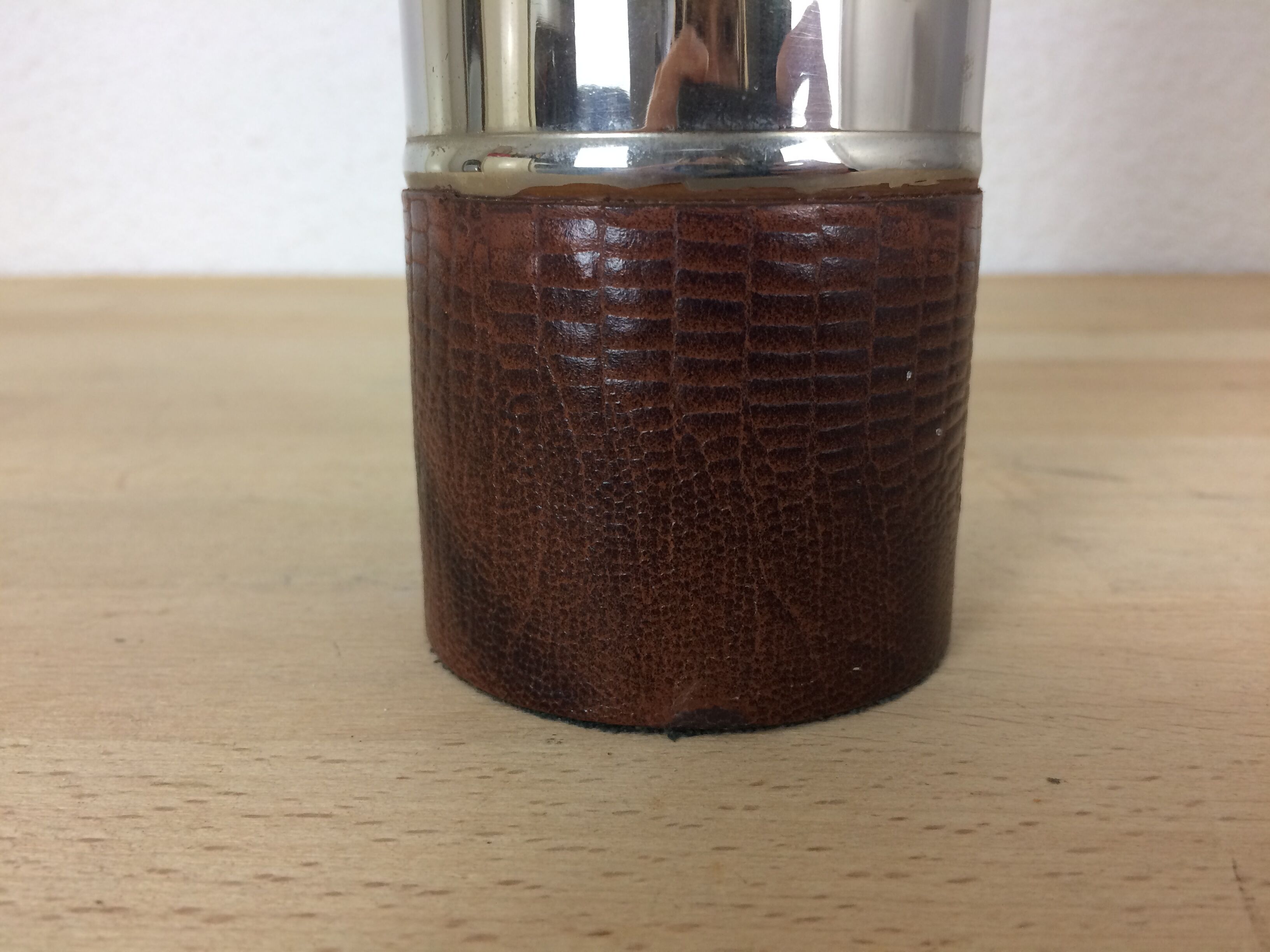 Vase rouleau acier chromé et simili cuir