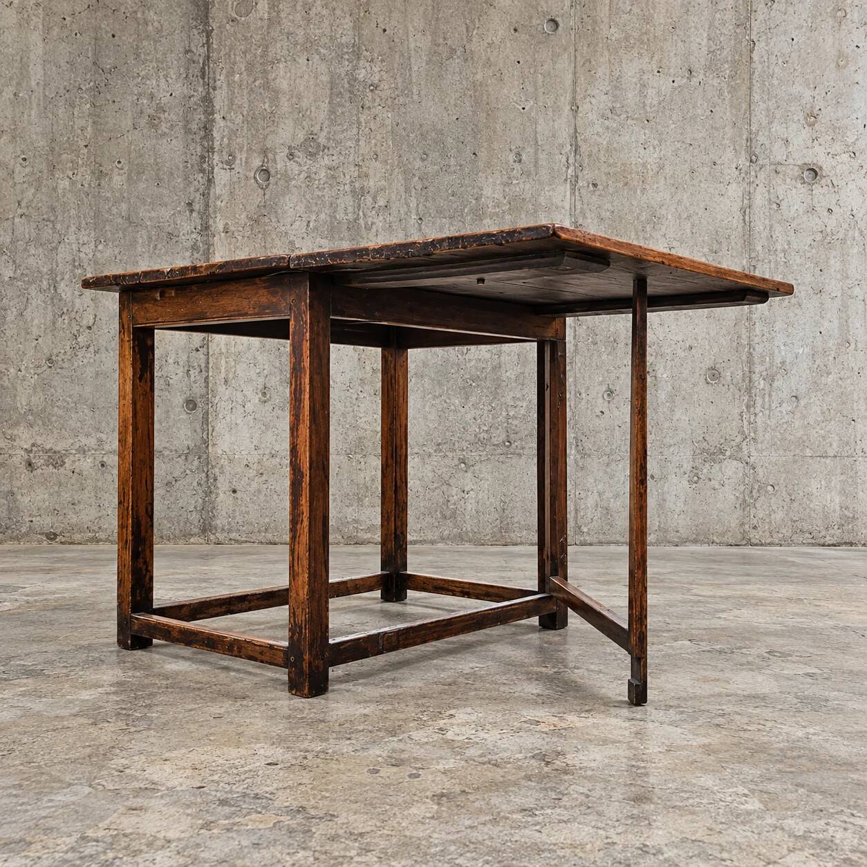 Drop leaf / gate leg side table / 1930s