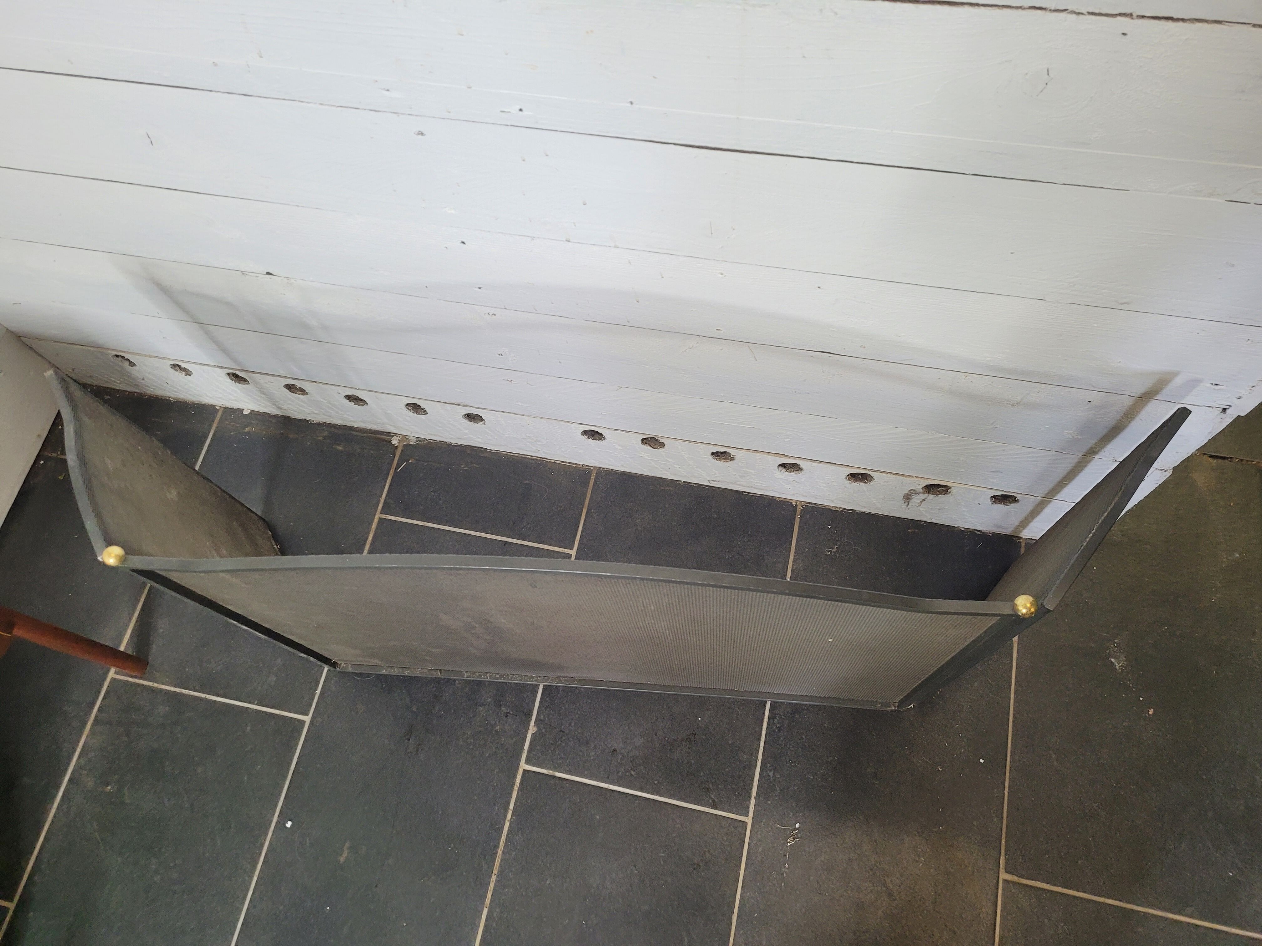 Fire screen with 3 iron leaves and brass ball