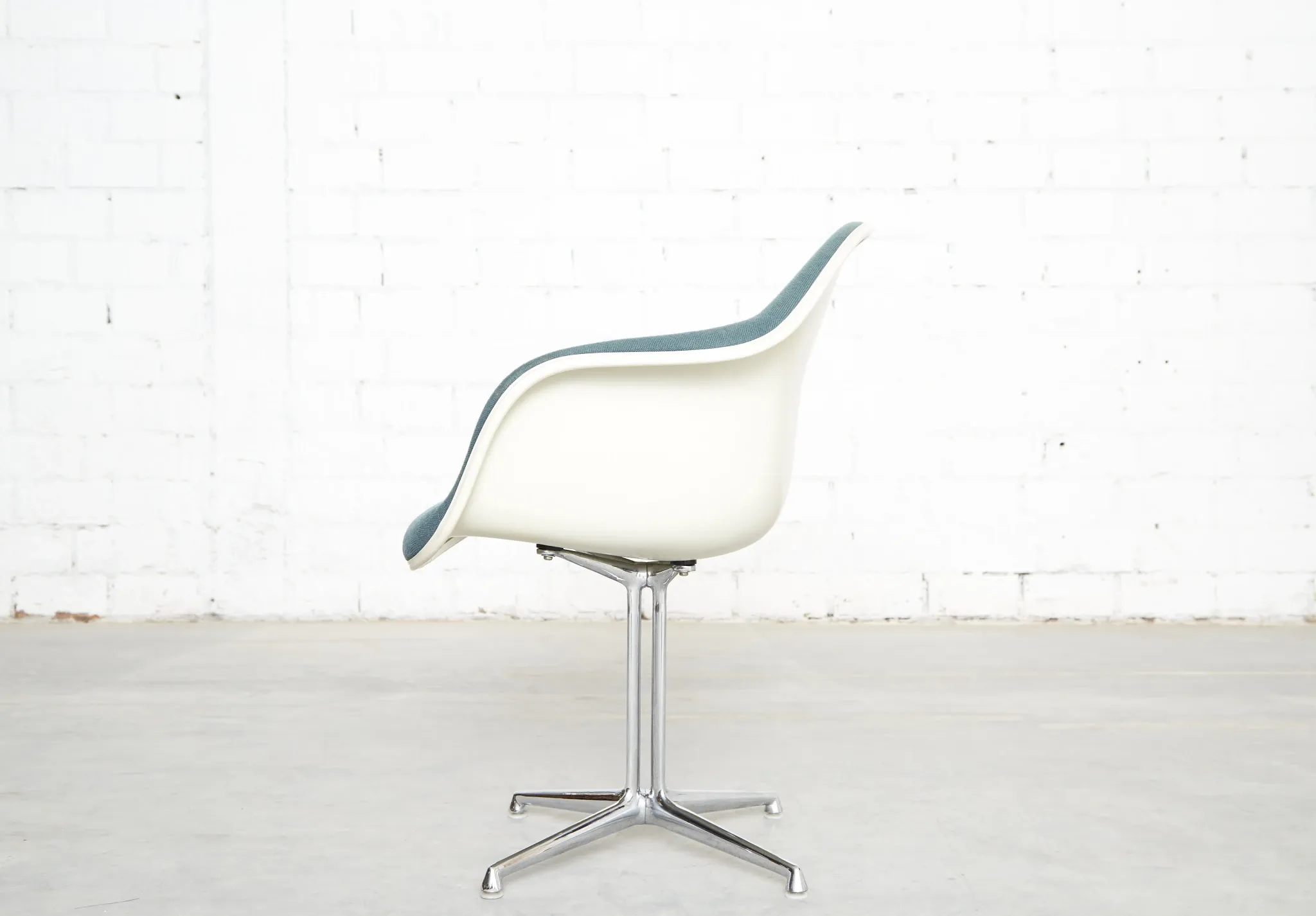 Pair dal la fonda fiberglas chair by charles & ray eames for vitra
