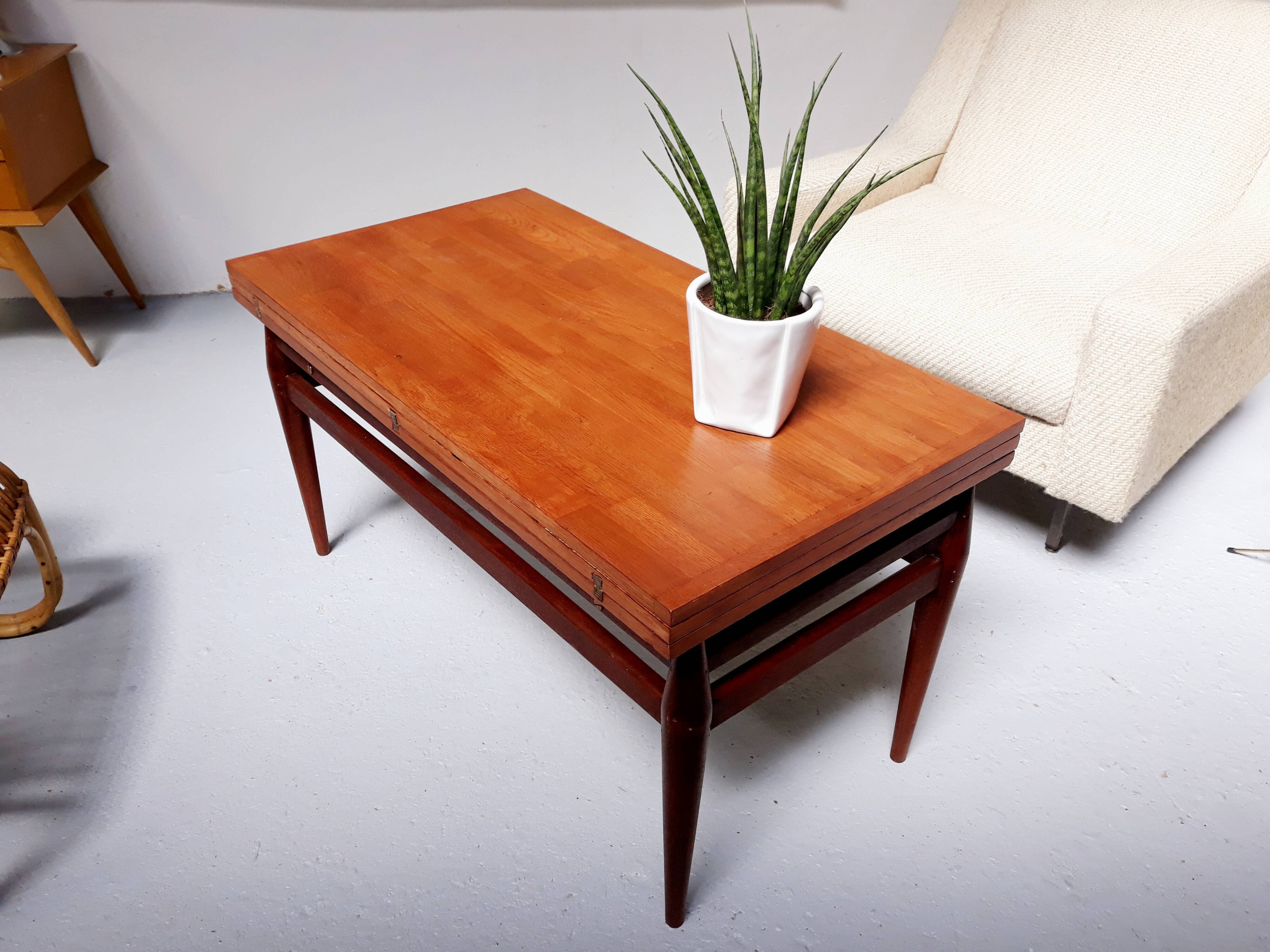 Flexible scandinavian vintage coffee table