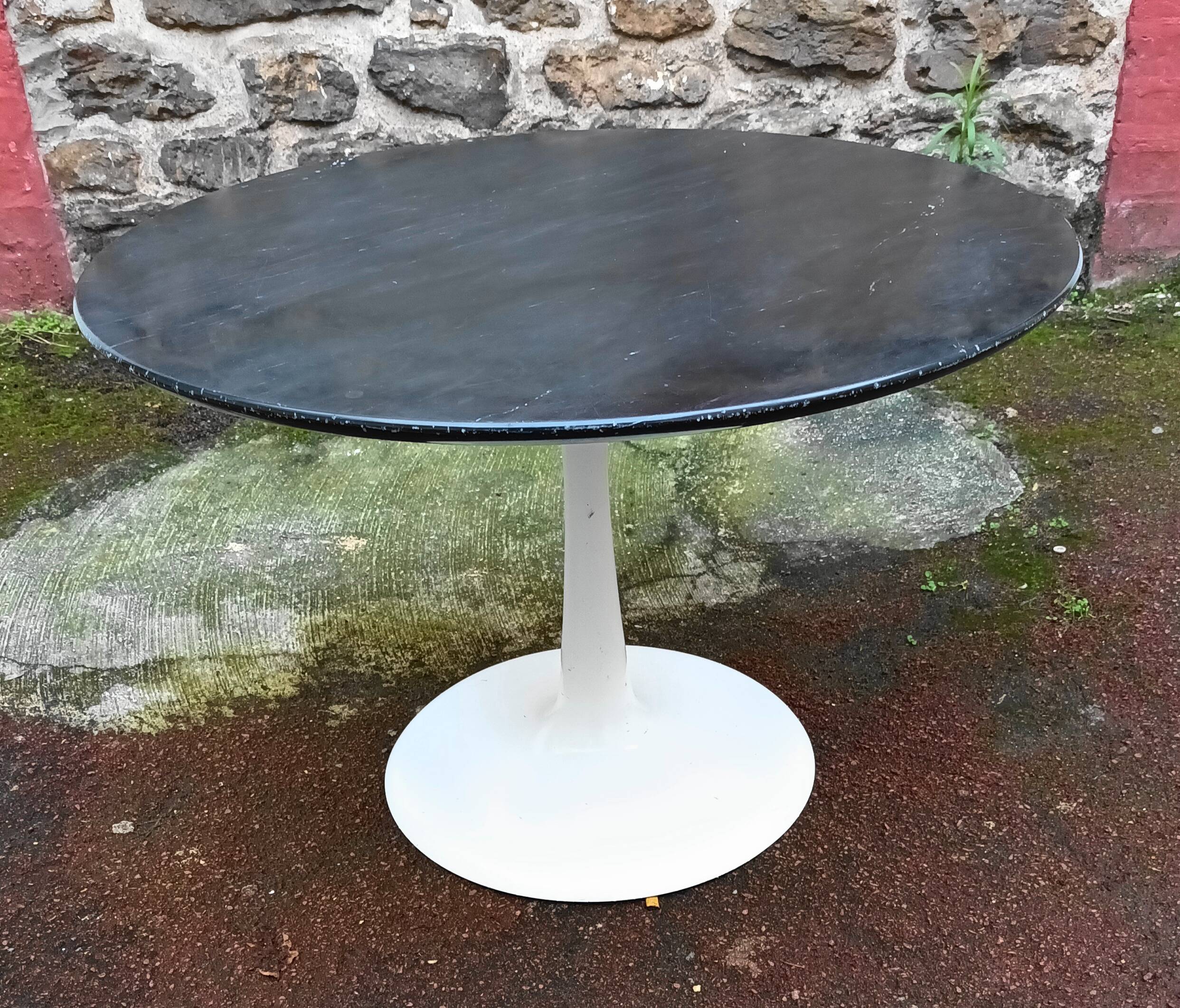 Round coffee table with tulip foot from the 70s