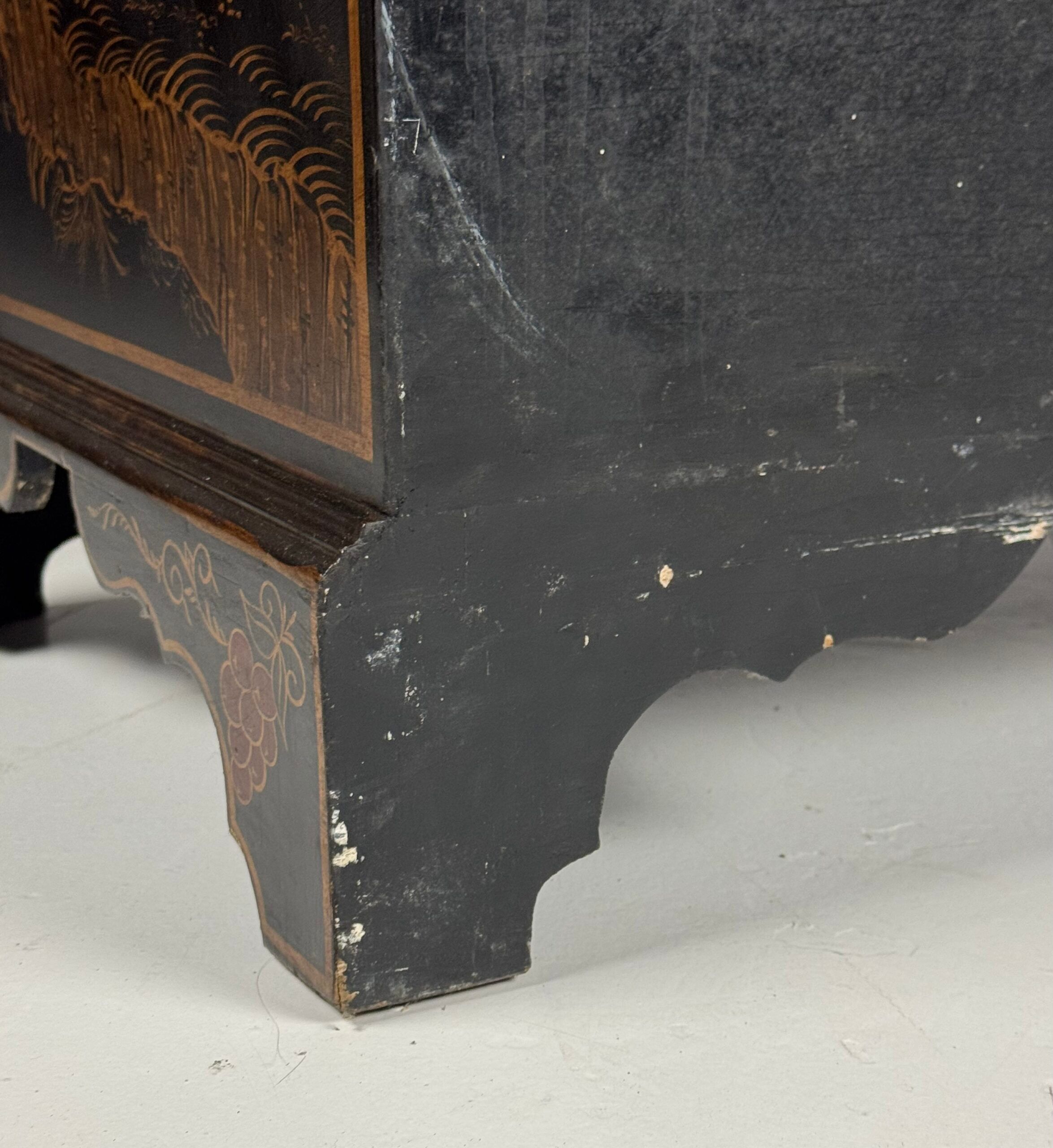 Cabinet laqué chinoiserie du 20e siècle anglais
