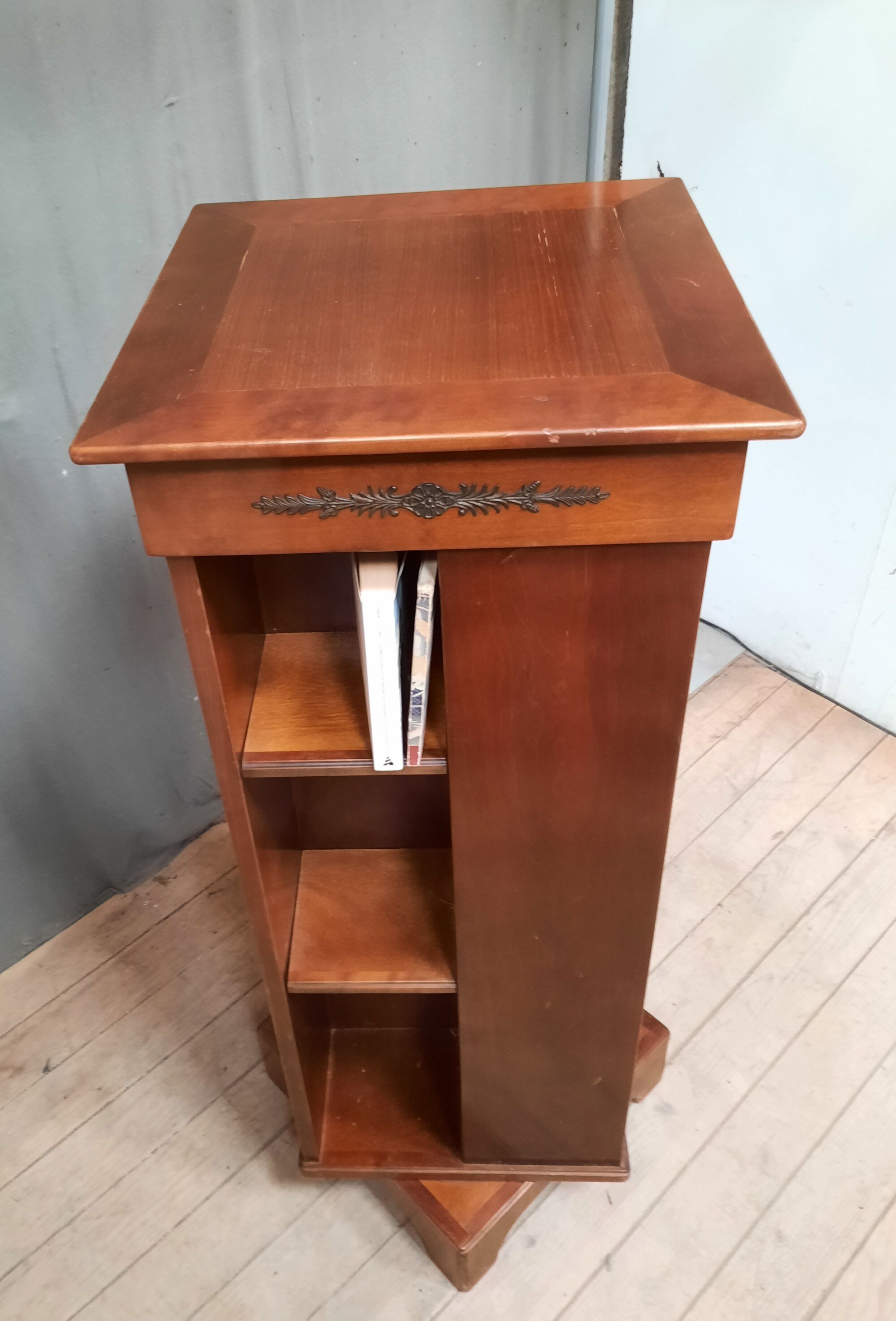 Bibliothèque tournante de style empire