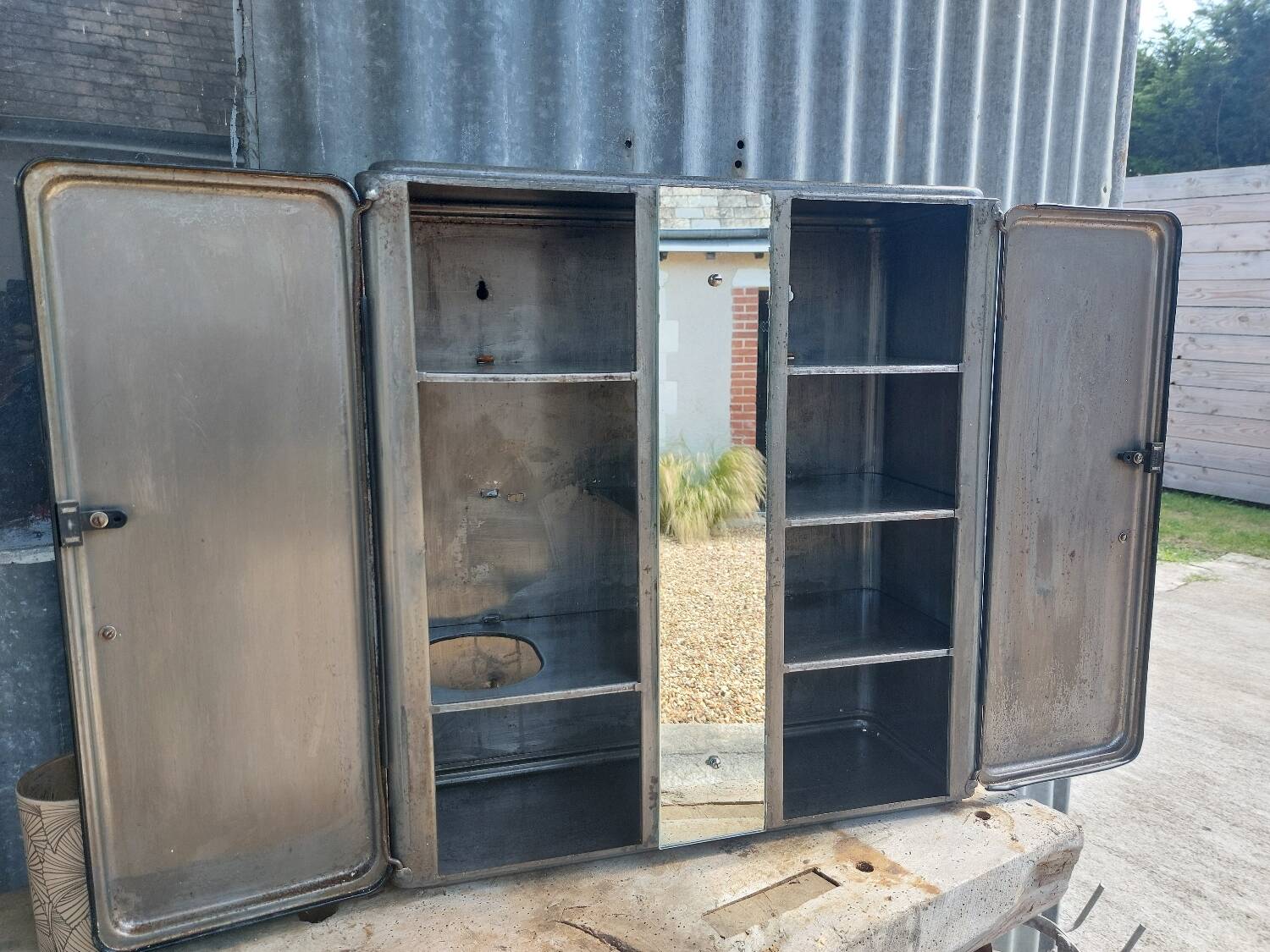 Metal wall-mounted cabinet