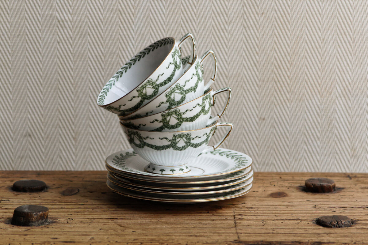 Set of cups and saucers, Sarreguemines porcelain, decoration "laurels"