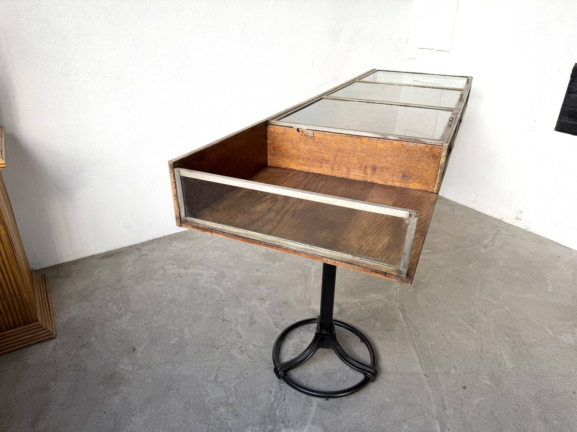 Oak and brass-mounted display cabinet on legs – Circa 1950