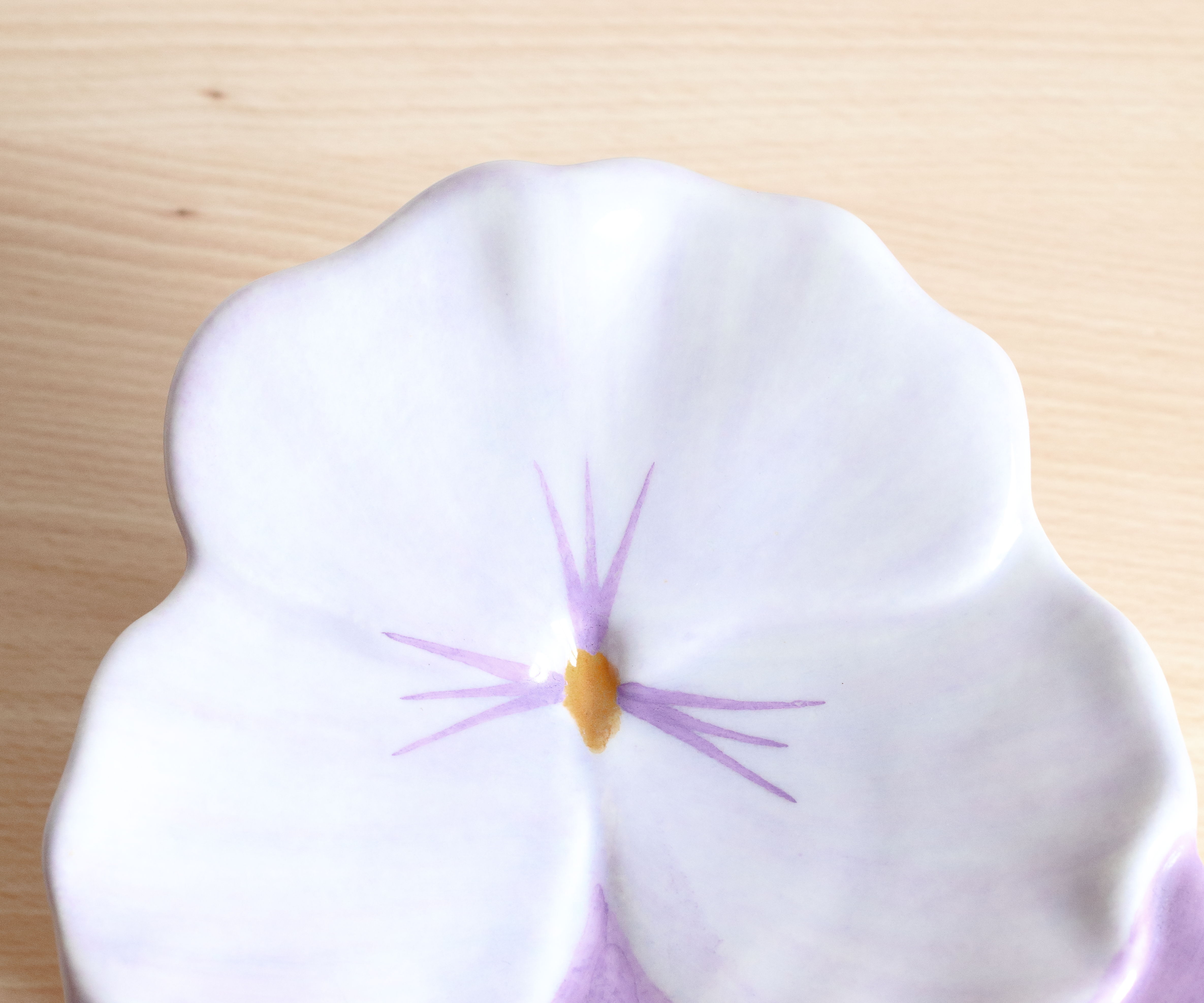 Assiette des années 50 forme fleur par Ernestine Salerno
