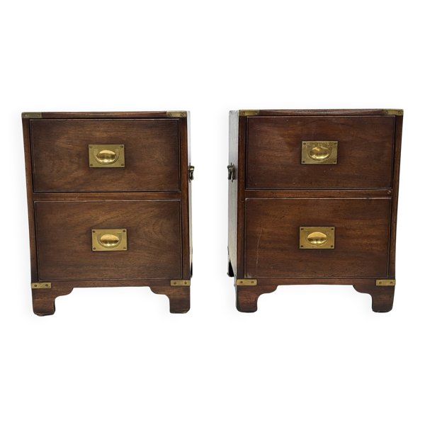 Ensemble vintage de tables de chevet en bois au design de style militaire.