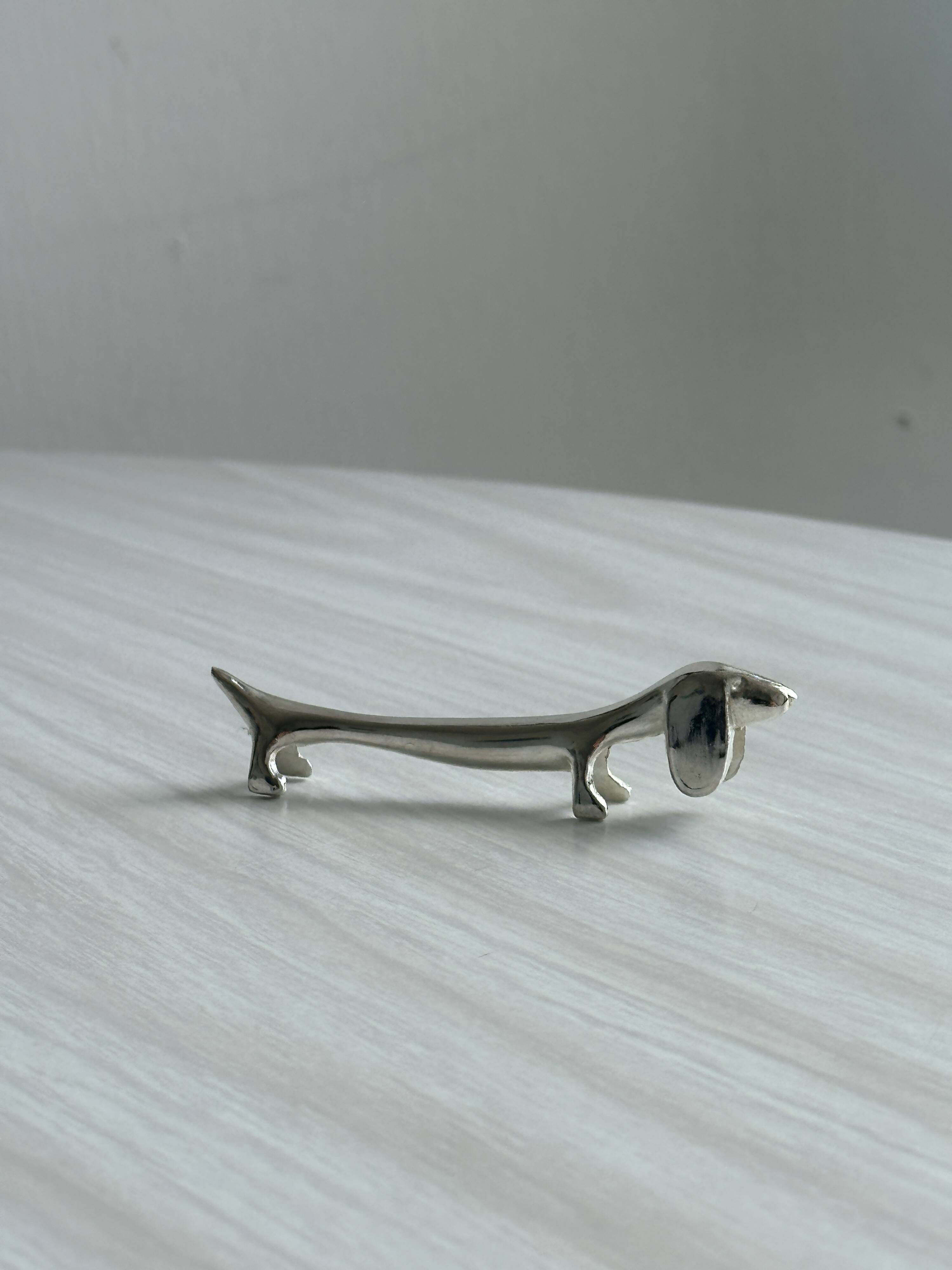 6 dog-shaped knife rests, in silver-plated metal.