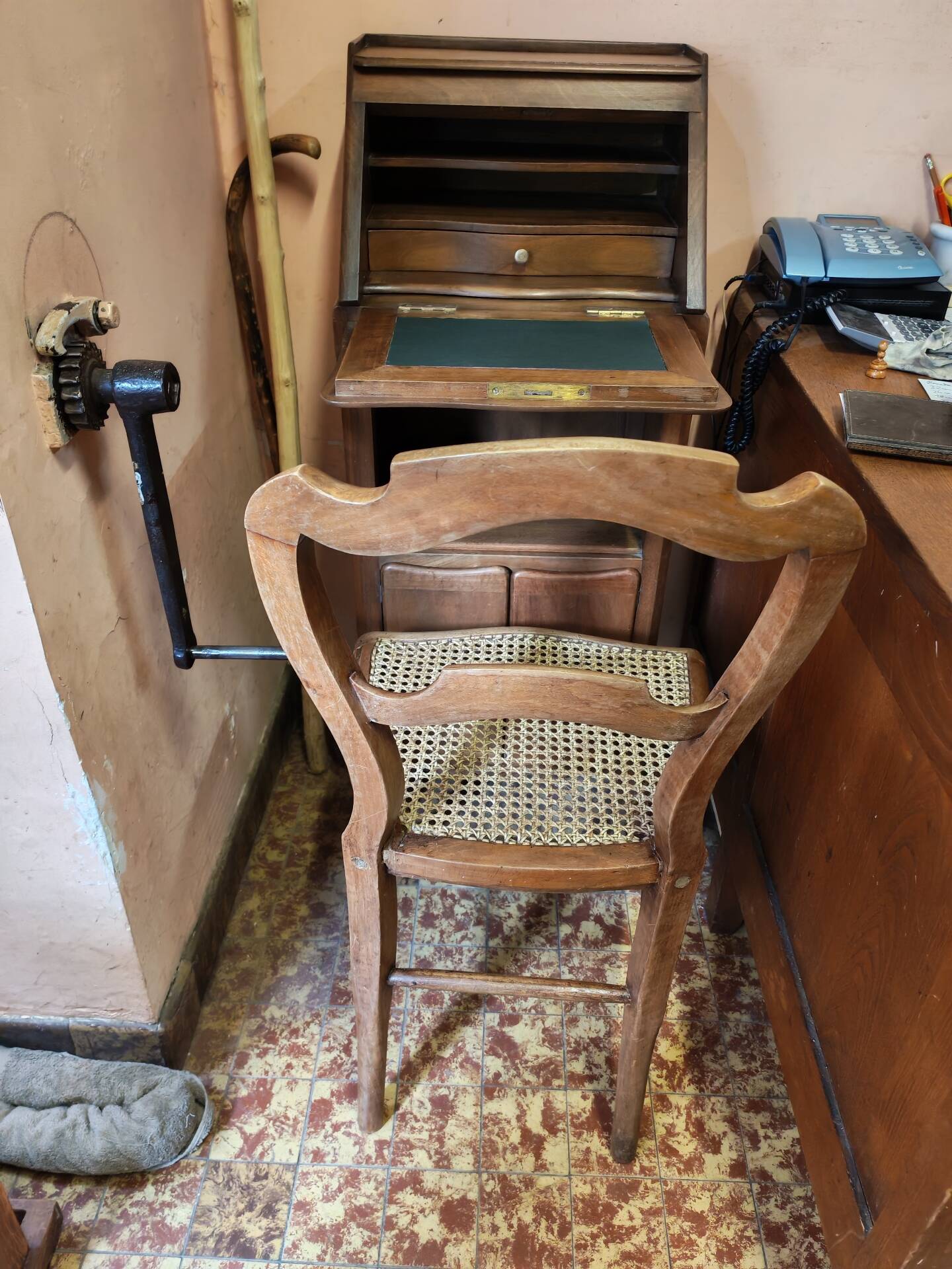 Set consisting of a small scriban desk and its antique chair.