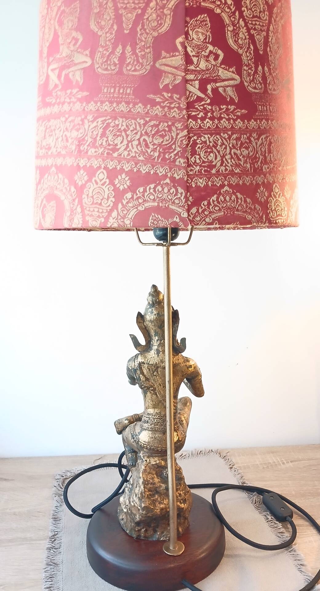 Unique and monumental Siamese bronze lamp from the 19th century, stamped.