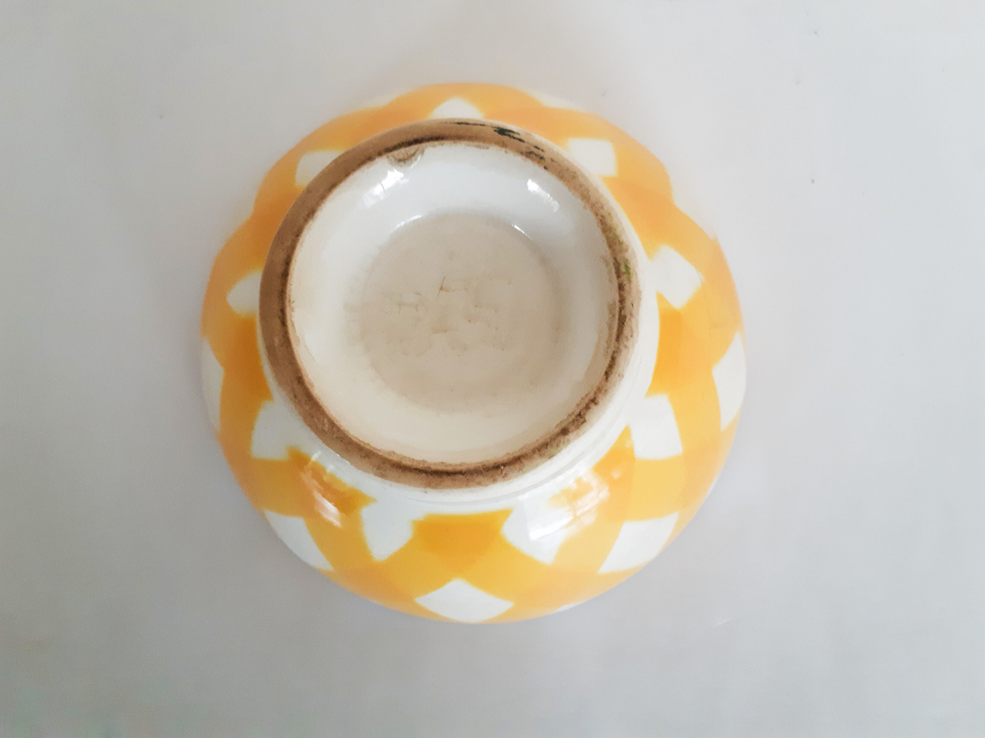 Yellow Scottish Sarreguemines earthenware piedouche bowl, Digouin