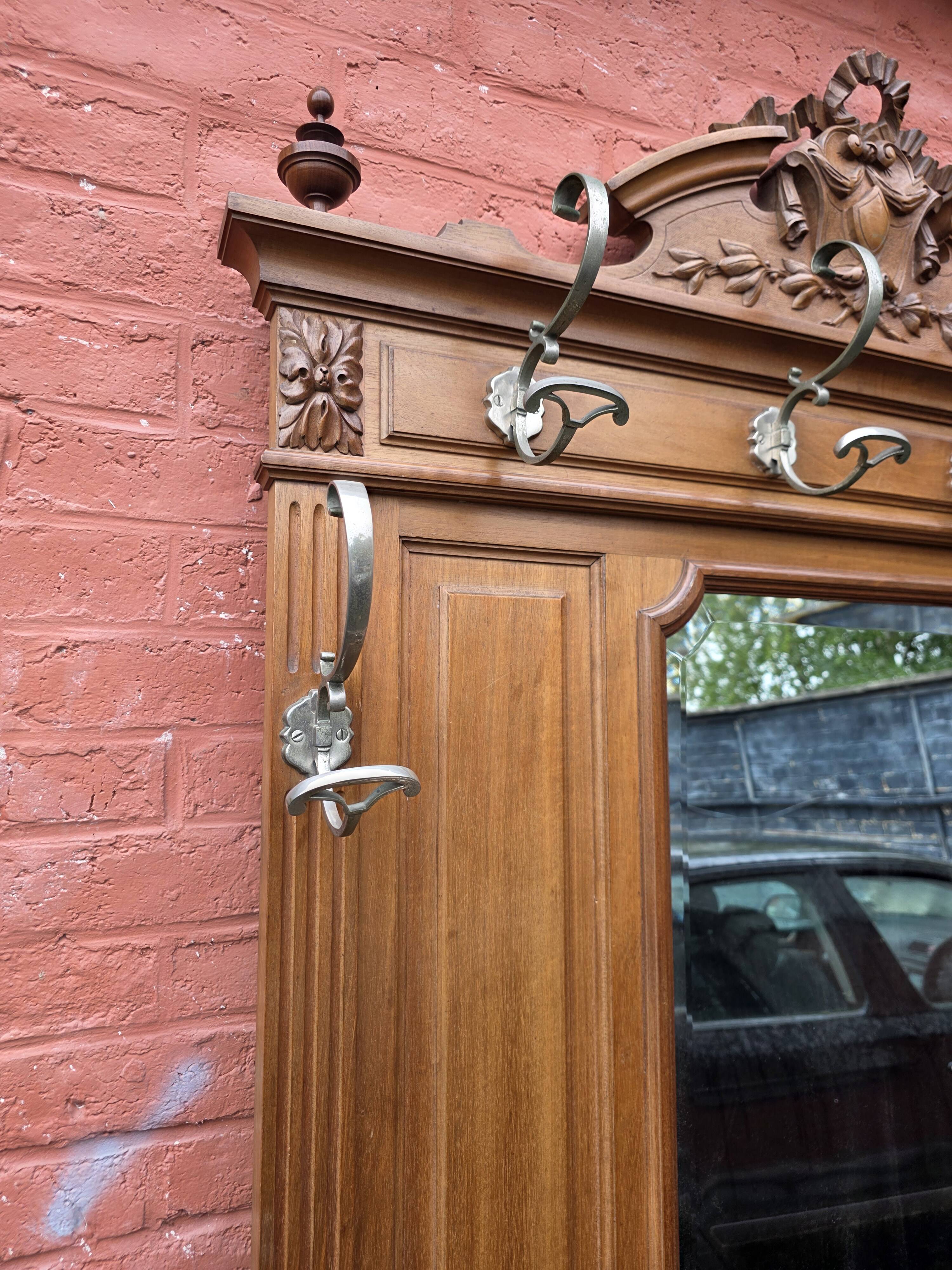 Vestiaire porte manteau en noyer fin XIXe