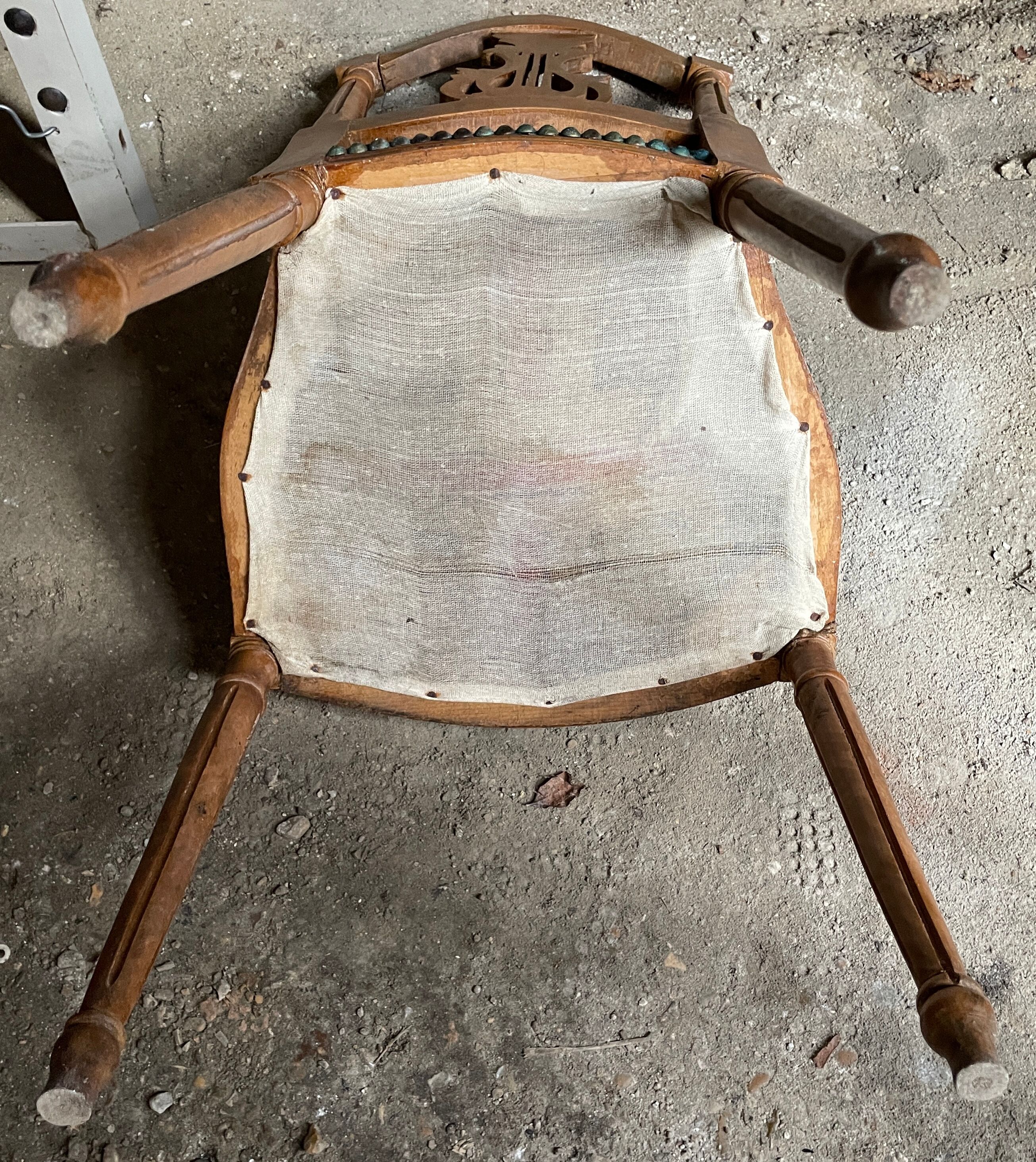 Chaise en bois sculpté