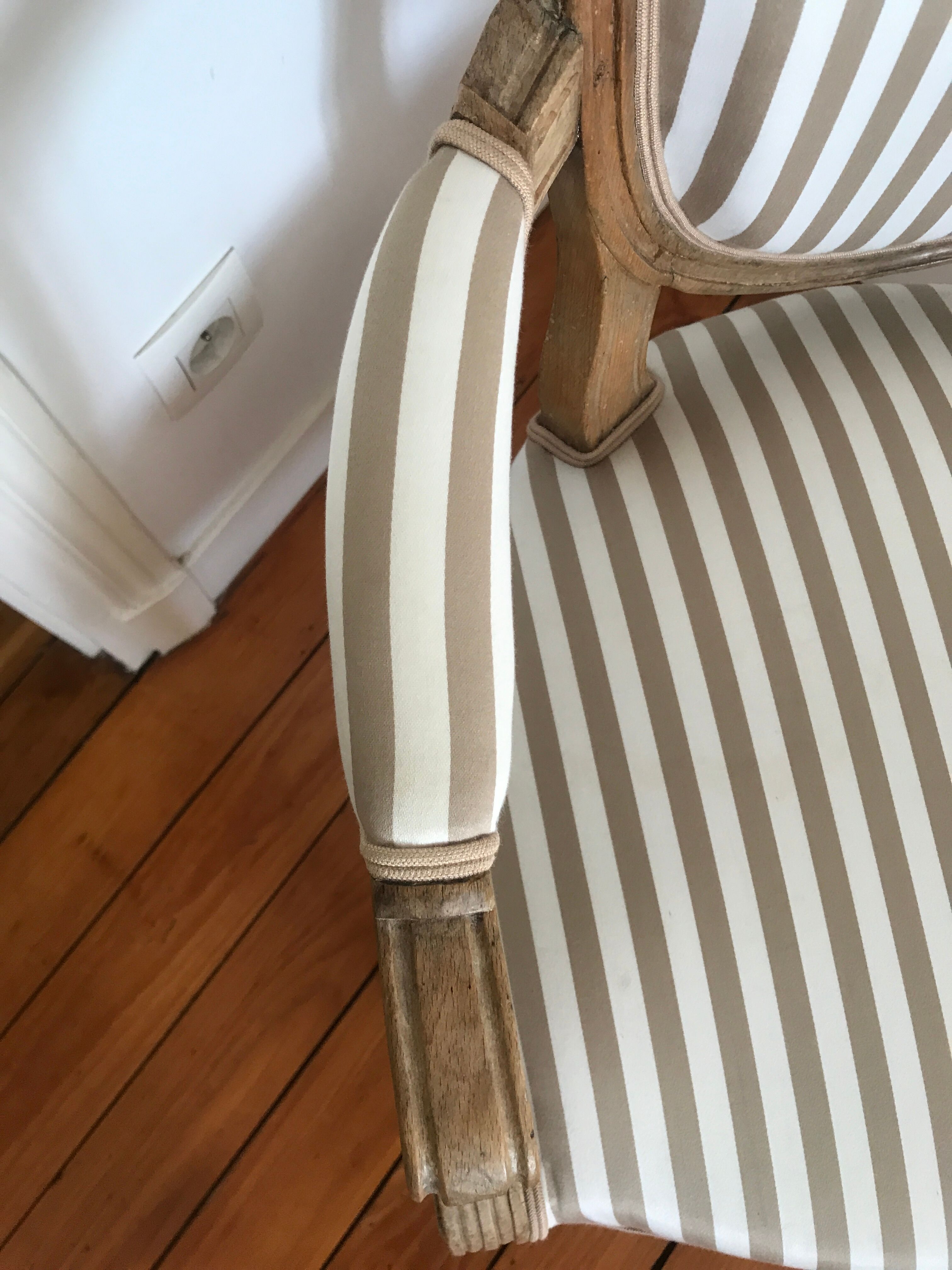 Paire de fauteuils à médaillon époque Louis XVI