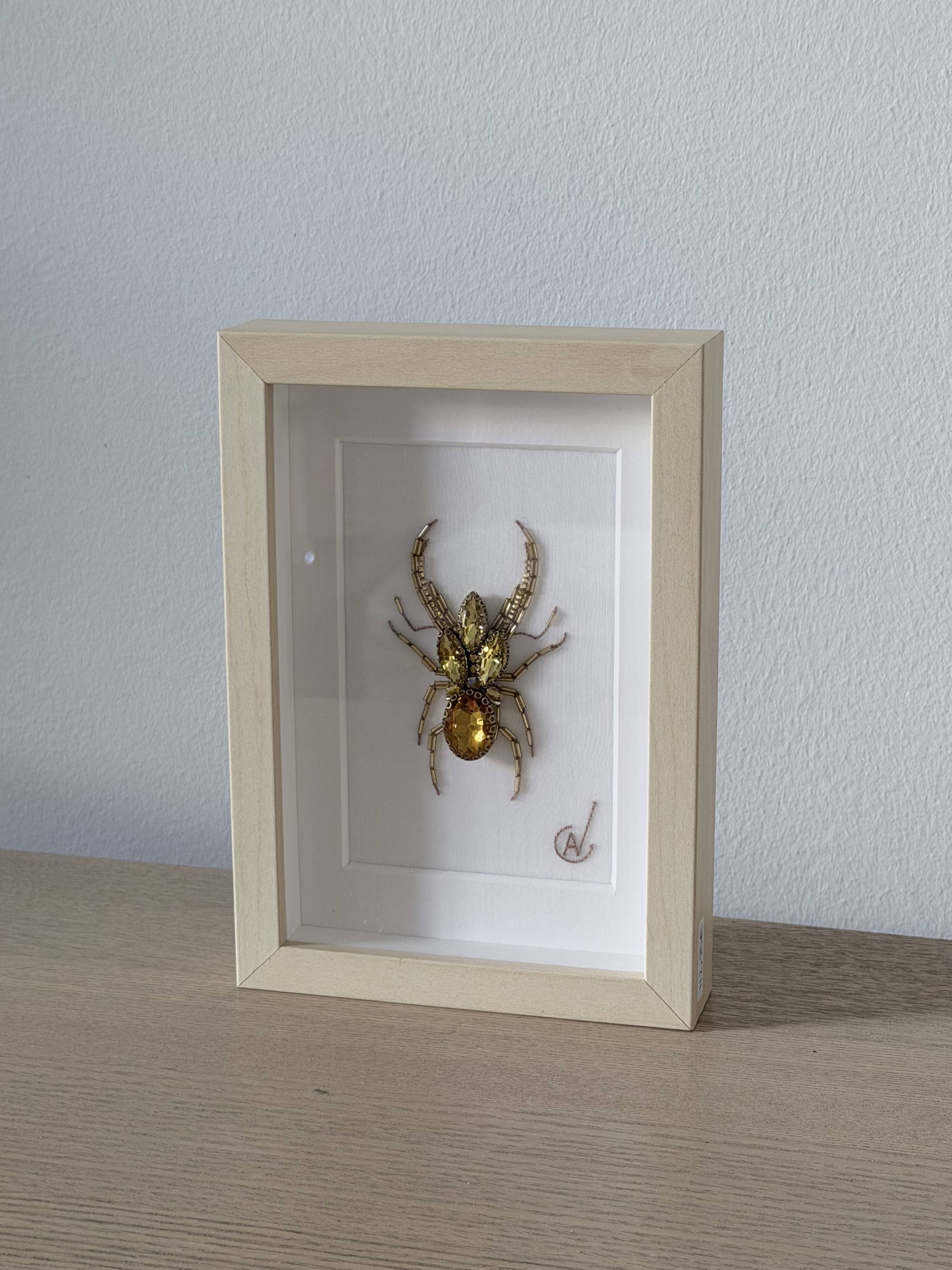 Tableau insecte brodé à la main (pièce unique)