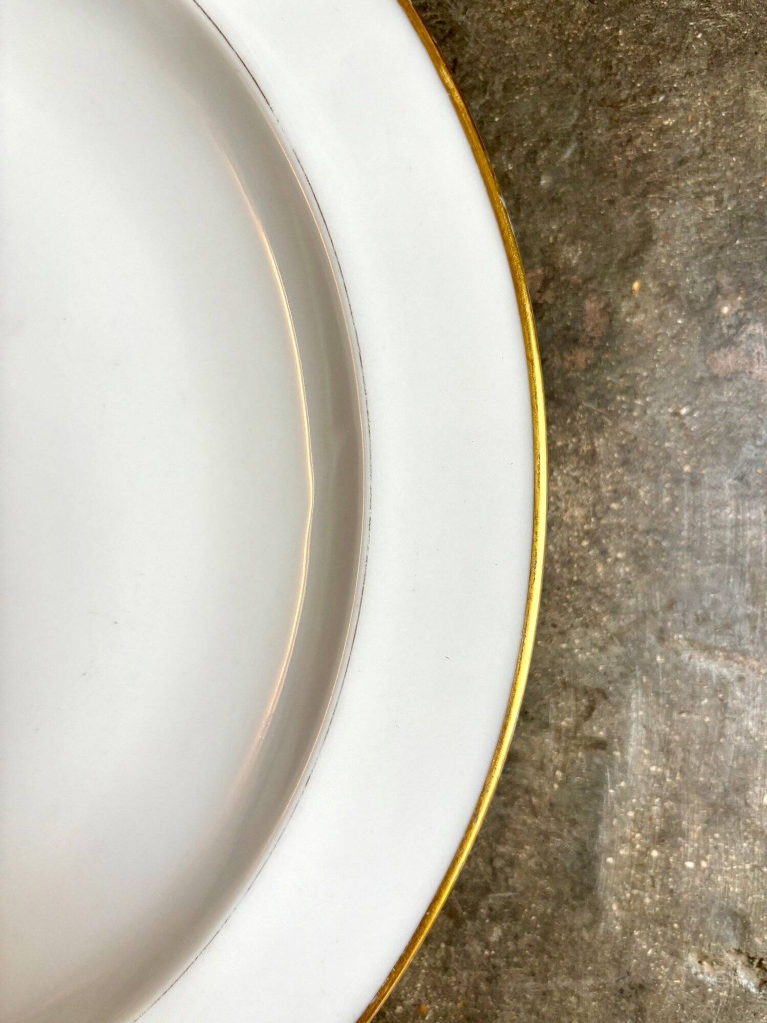 Plat rond A. Vignaud en porcelaine de Limoges blanche et dorée