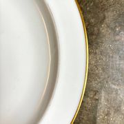 Plat rond A. Vignaud en porcelaine de Limoges blanche et dorée