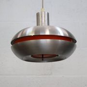 Ancienne lampe de design danois de l'ère spatiale en aluminium avec intérieur orange.