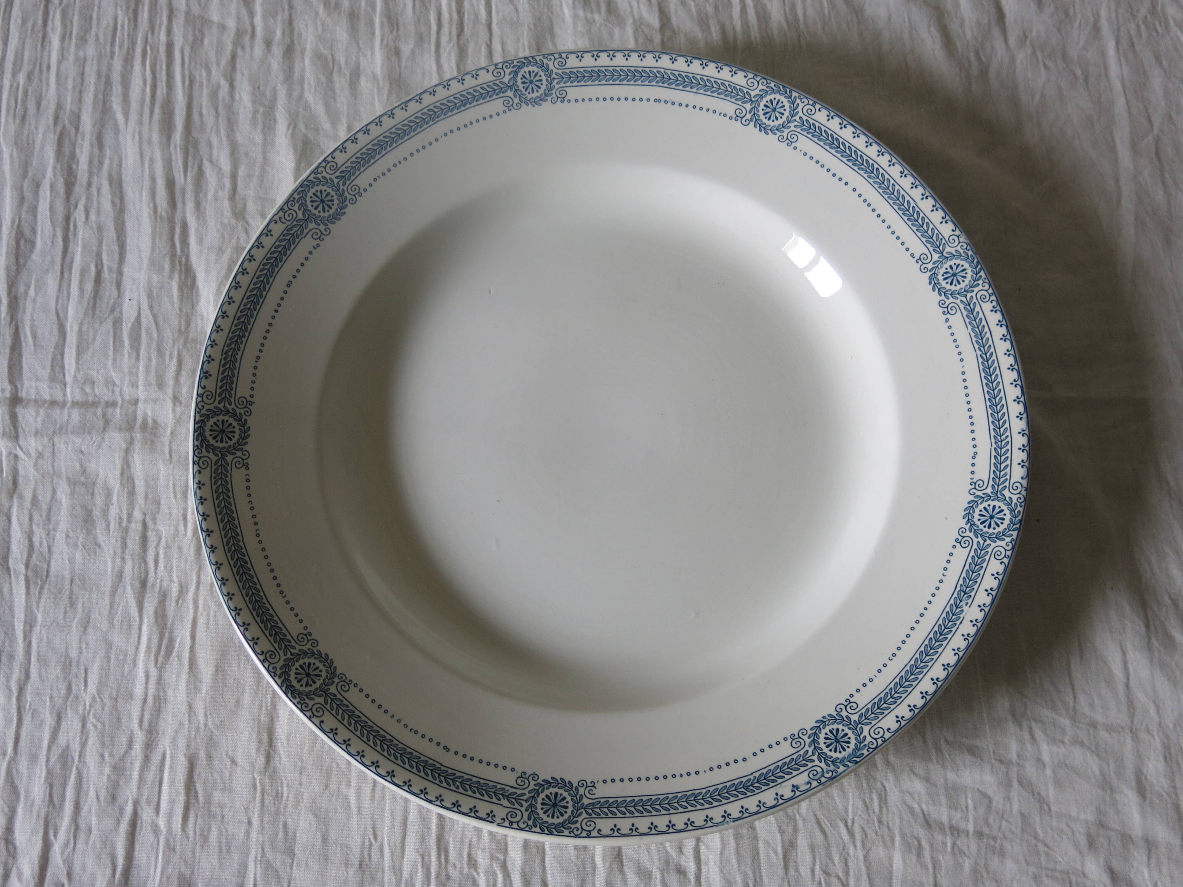 Très joli plat de service ancien de chez Sarreguemines modèle "Carlina " en bon état