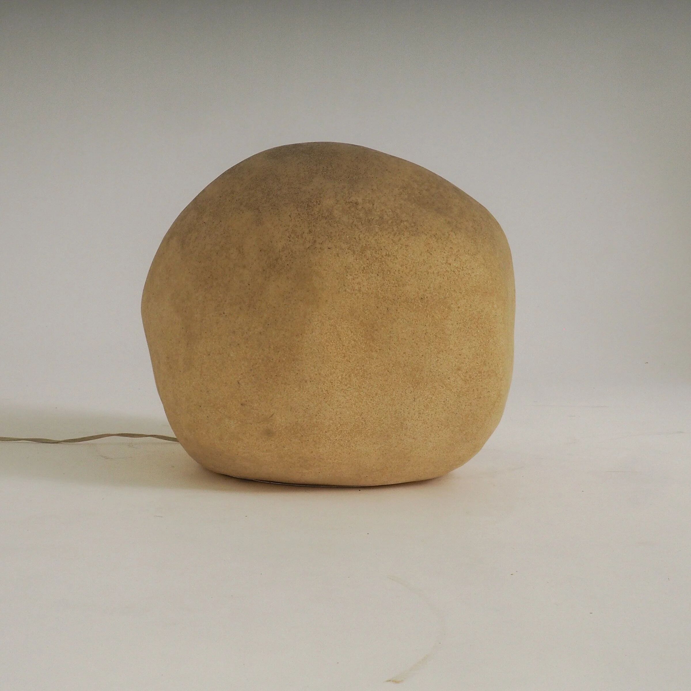 Lampe en pierre lunaire Dora par André Cazenave