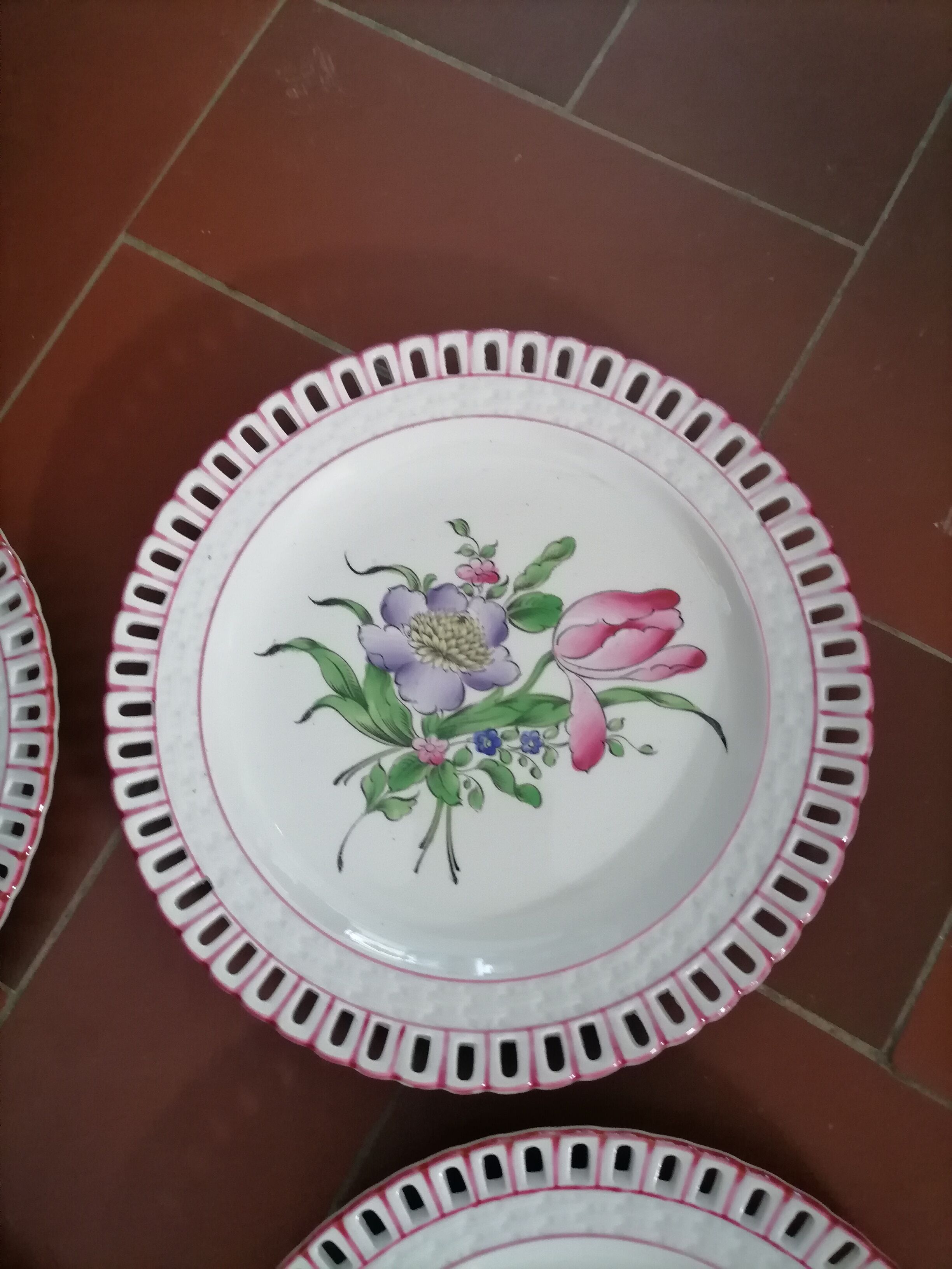 Assiette Lunéville décor fleural ajourée