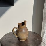 Carafe en grès du Berry beige à frises et motifs géométriques quadrillés