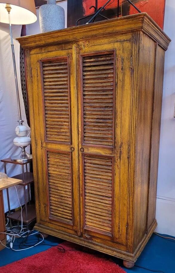 Indian wardrobe Rajasthan yellow, with clerestory