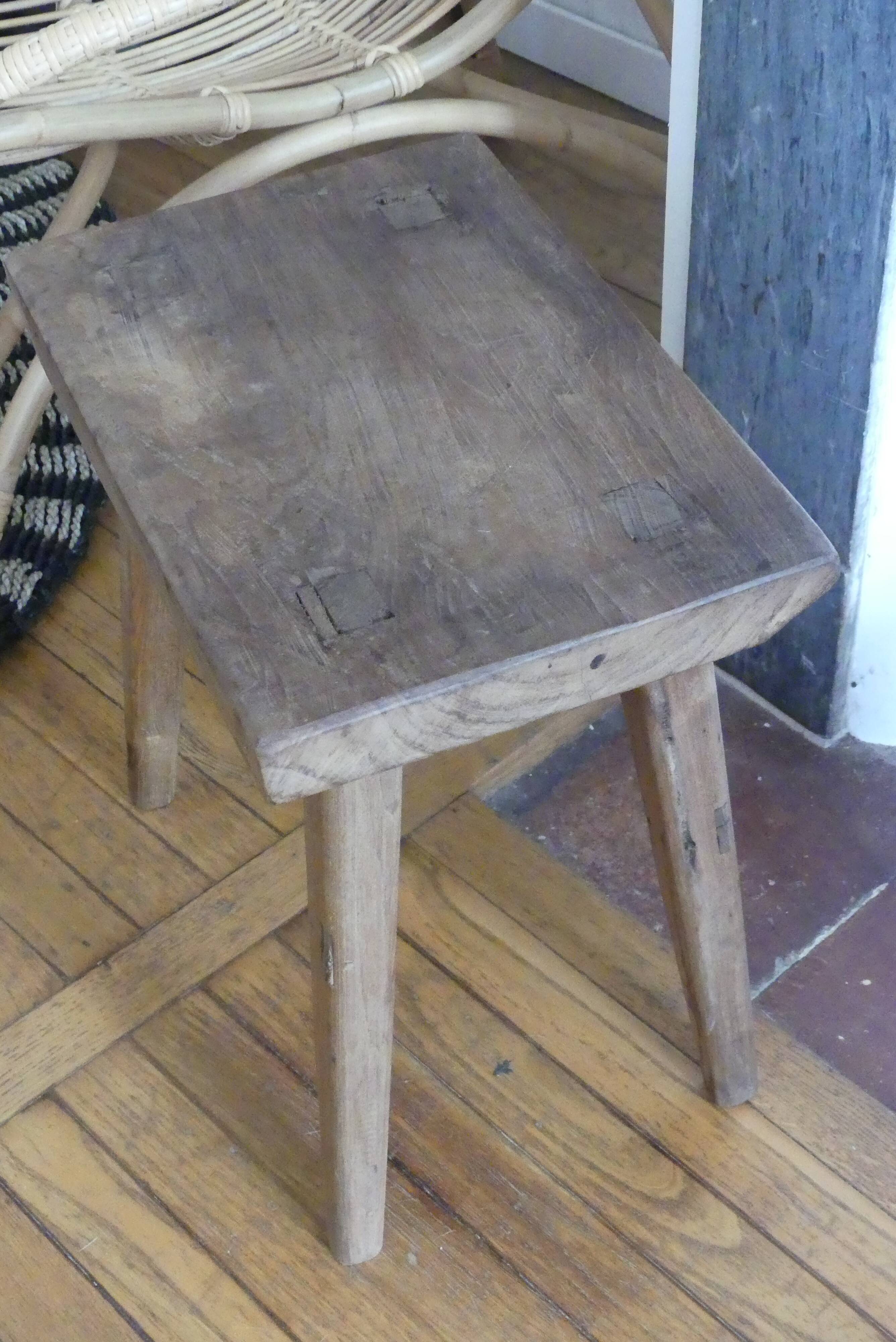 Tabouret bois brutaliste