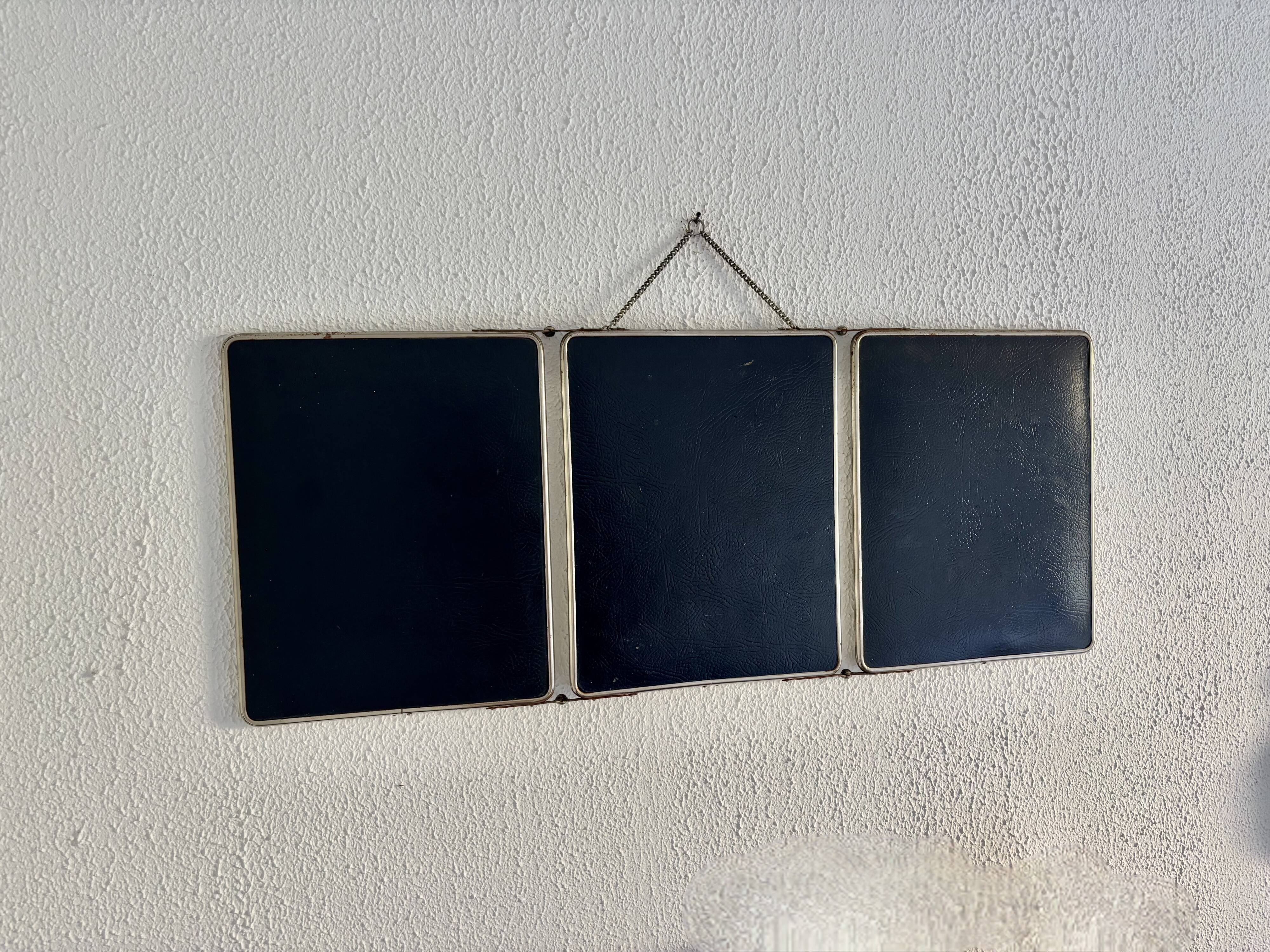 Miroir triptyque de barbier en simili cuir bleu, 1950