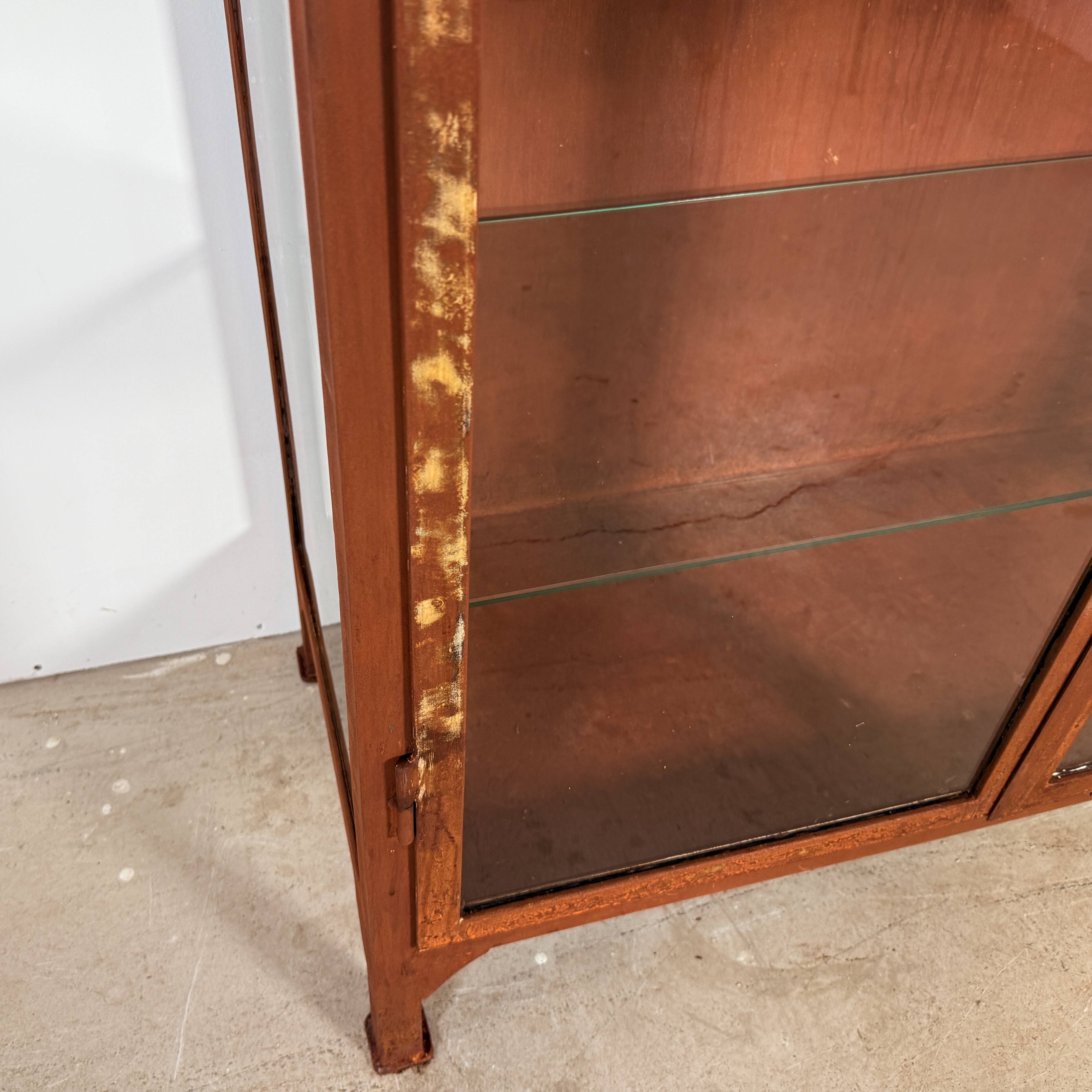 Vitrine vintage de mancave pour médecin avec traitement anti-rouille.